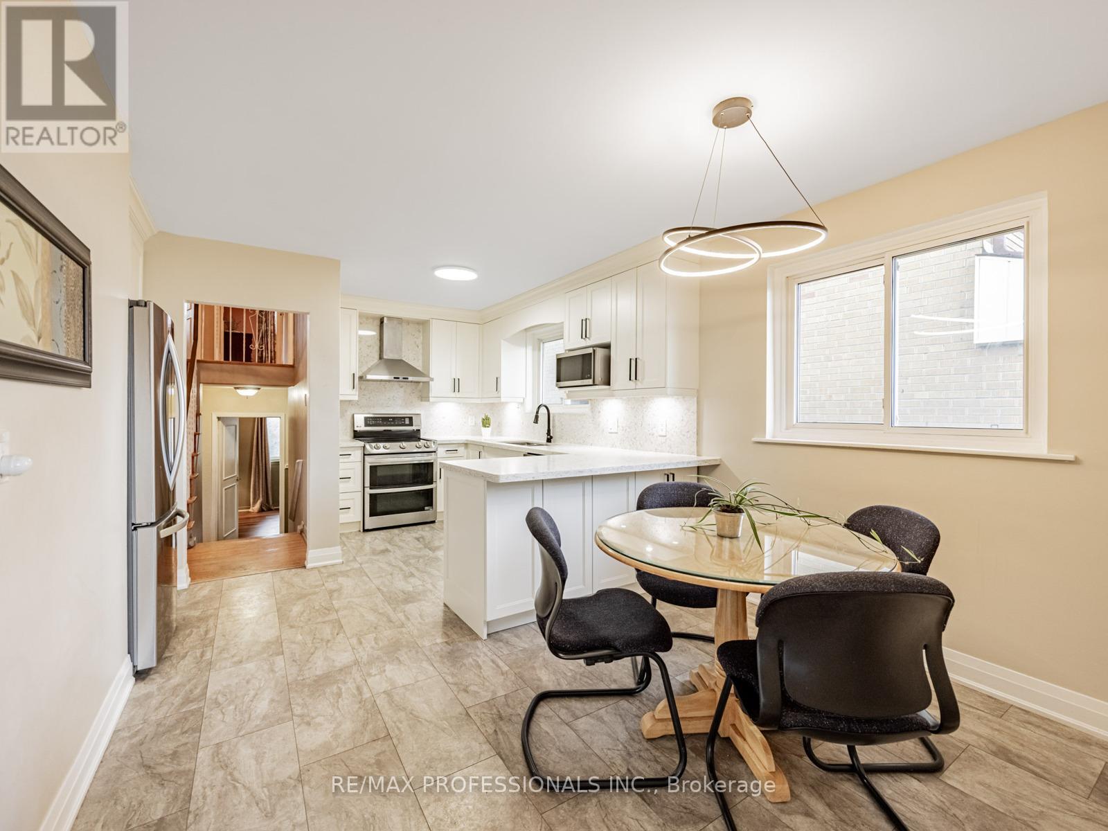 19 Pylon Place, Toronto (Elms-Old Rexdale), Ontario  M9W 2P3 - Photo 10 - W12593984