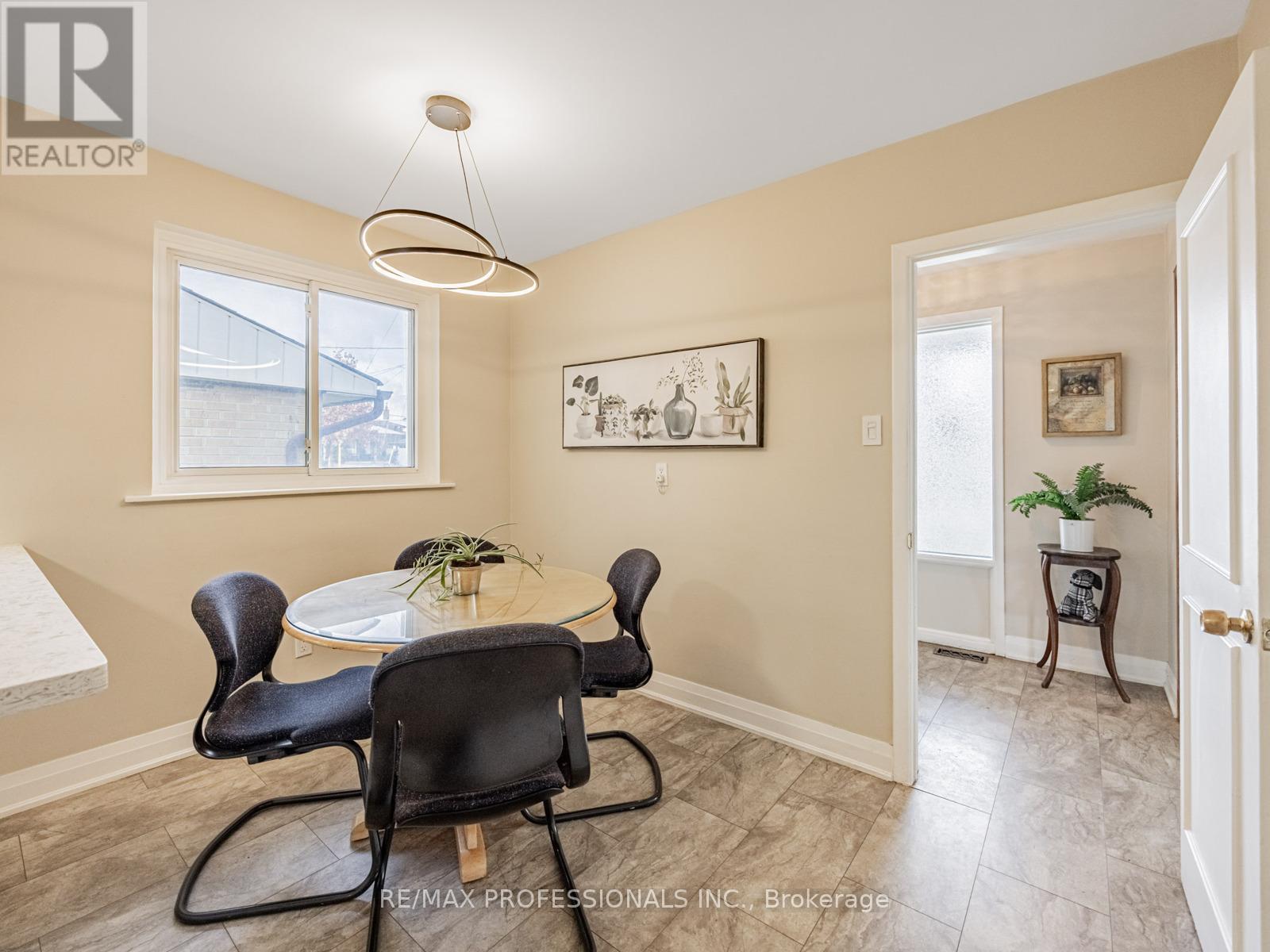 19 Pylon Place, Toronto (Elms-Old Rexdale), Ontario  M9W 2P3 - Photo 11 - W12593984