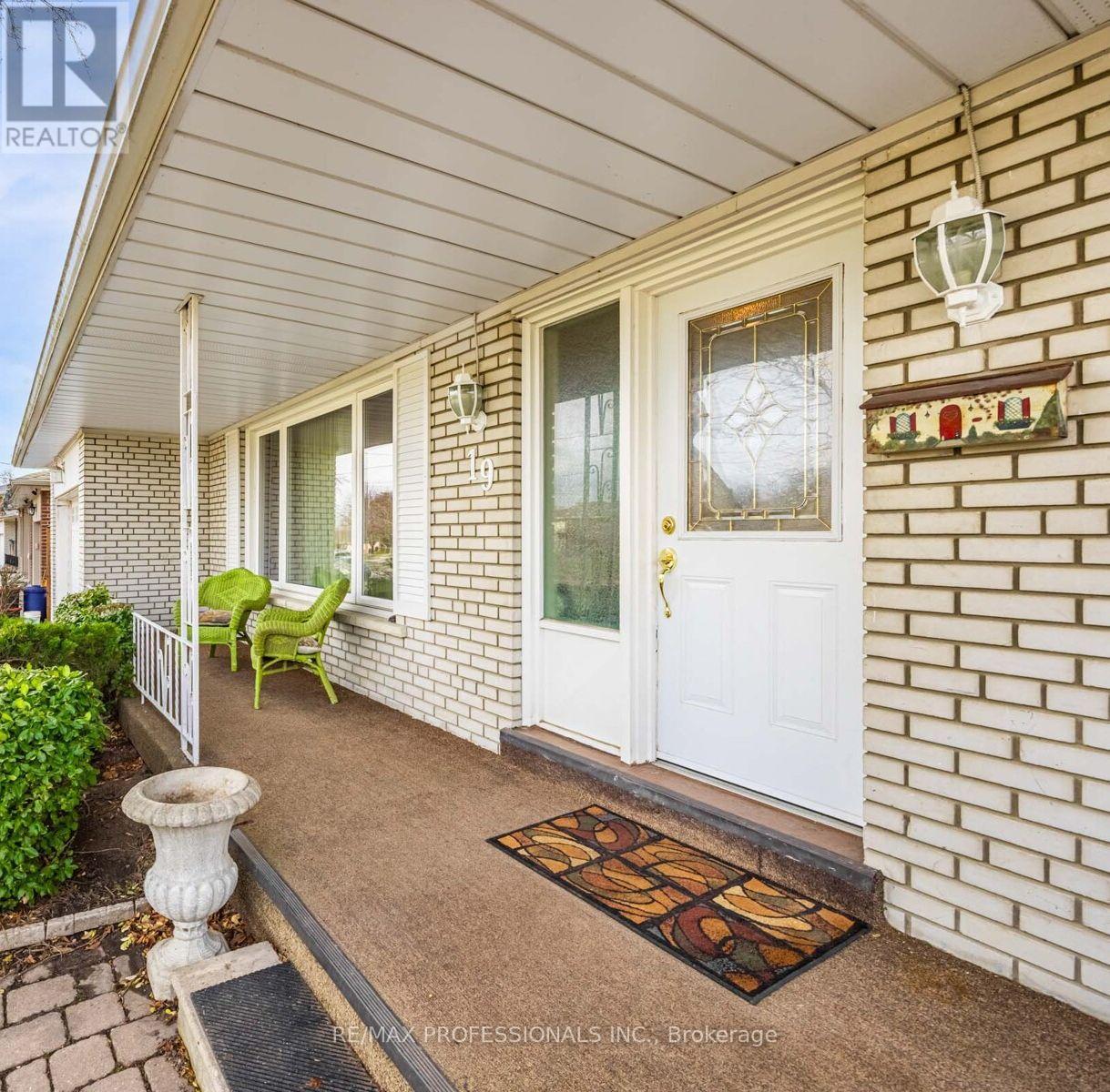 19 Pylon Place, Toronto (Elms-Old Rexdale), Ontario  M9W 2P3 - Photo 2 - W12593984