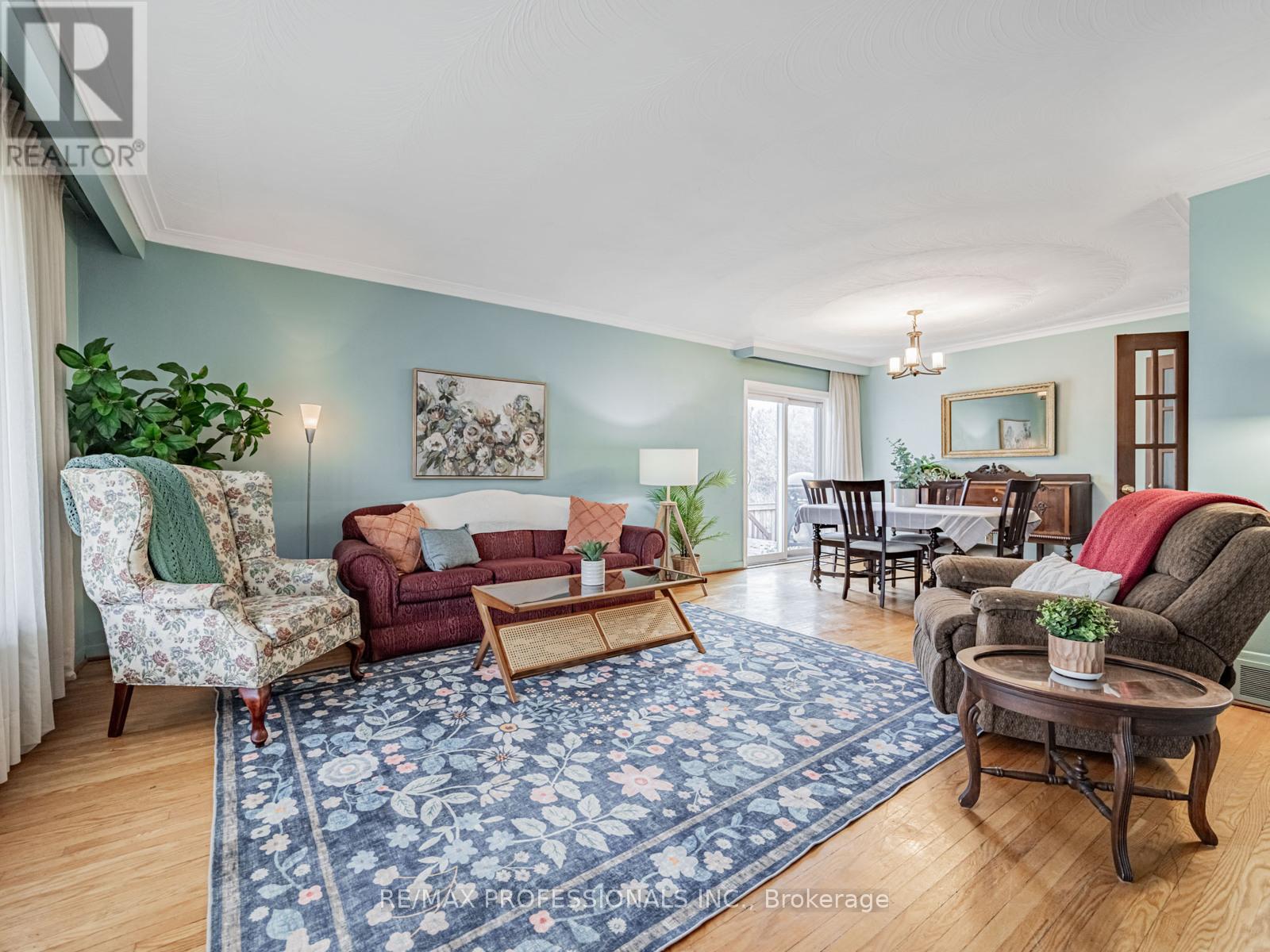 19 Pylon Place, Toronto (Elms-Old Rexdale), Ontario  M9W 2P3 - Photo 3 - W12593984