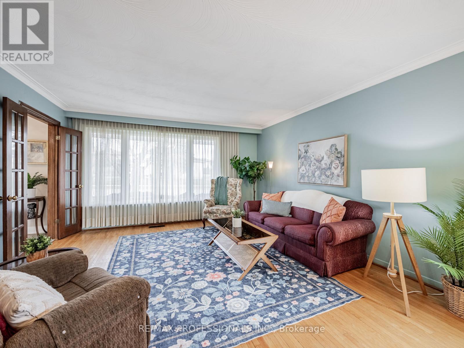 19 Pylon Place, Toronto (Elms-Old Rexdale), Ontario  M9W 2P3 - Photo 4 - W12593984