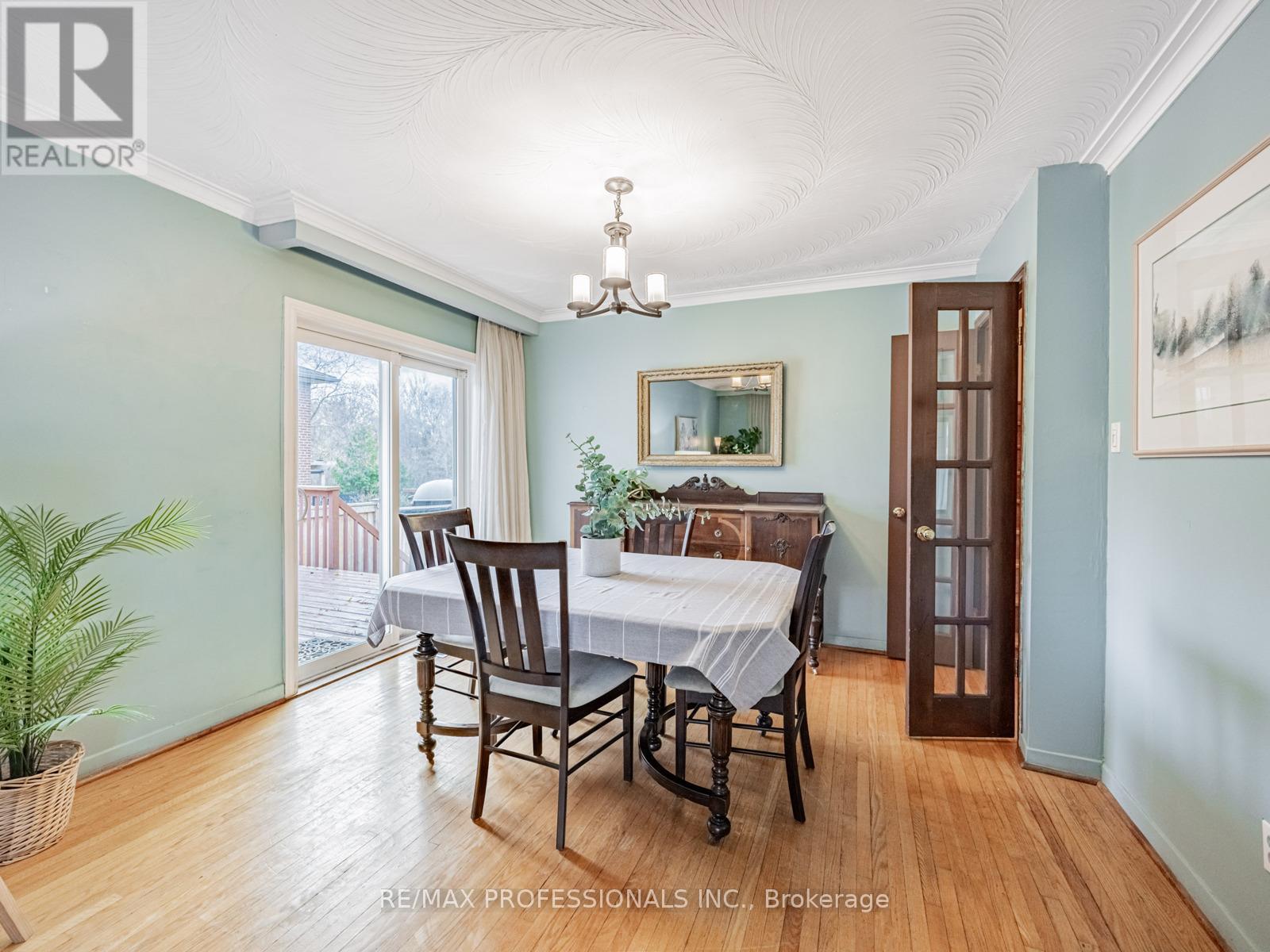 19 Pylon Place, Toronto (Elms-Old Rexdale), Ontario  M9W 2P3 - Photo 6 - W12593984