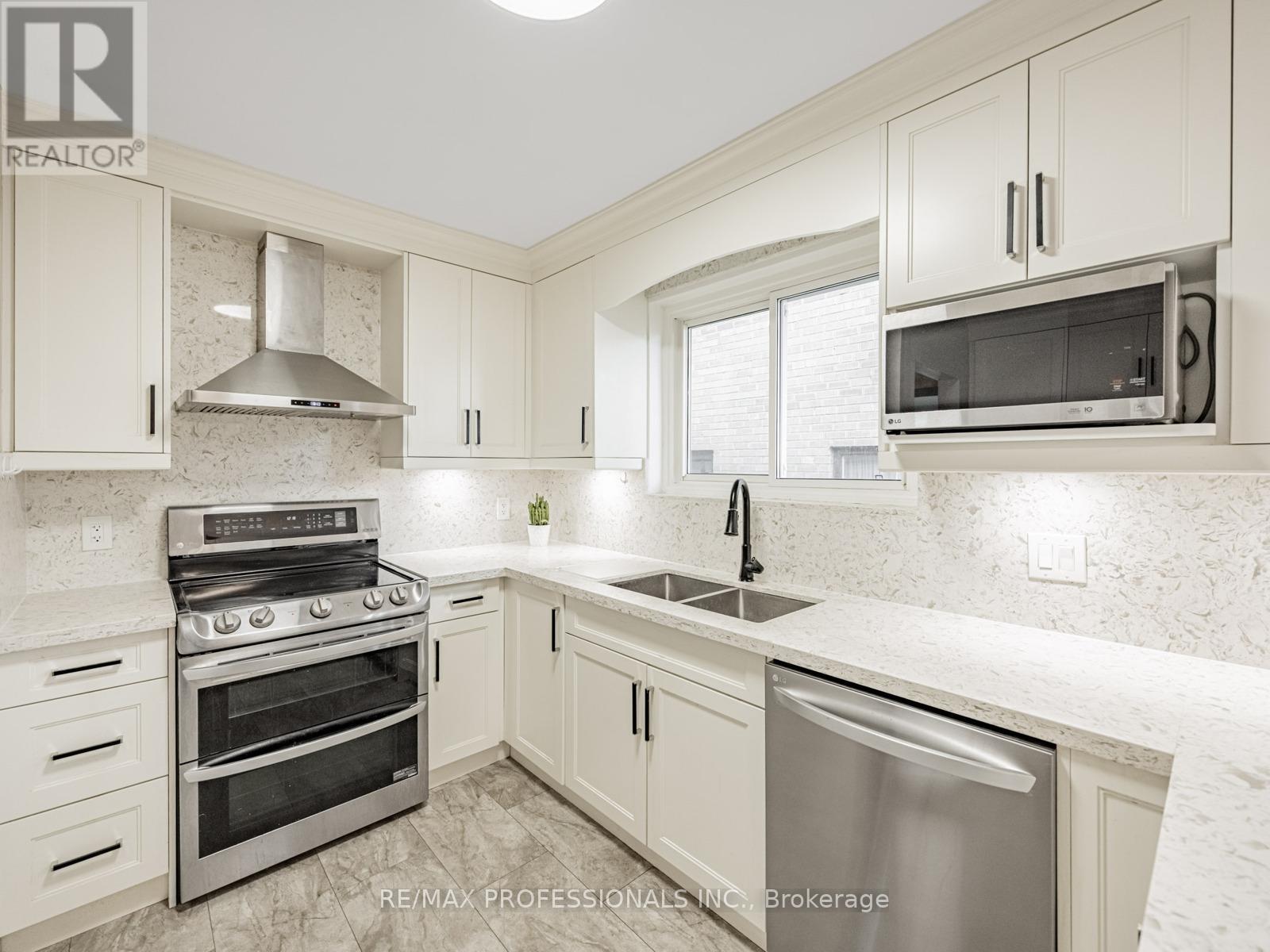 19 Pylon Place, Toronto (Elms-Old Rexdale), Ontario  M9W 2P3 - Photo 7 - W12593984