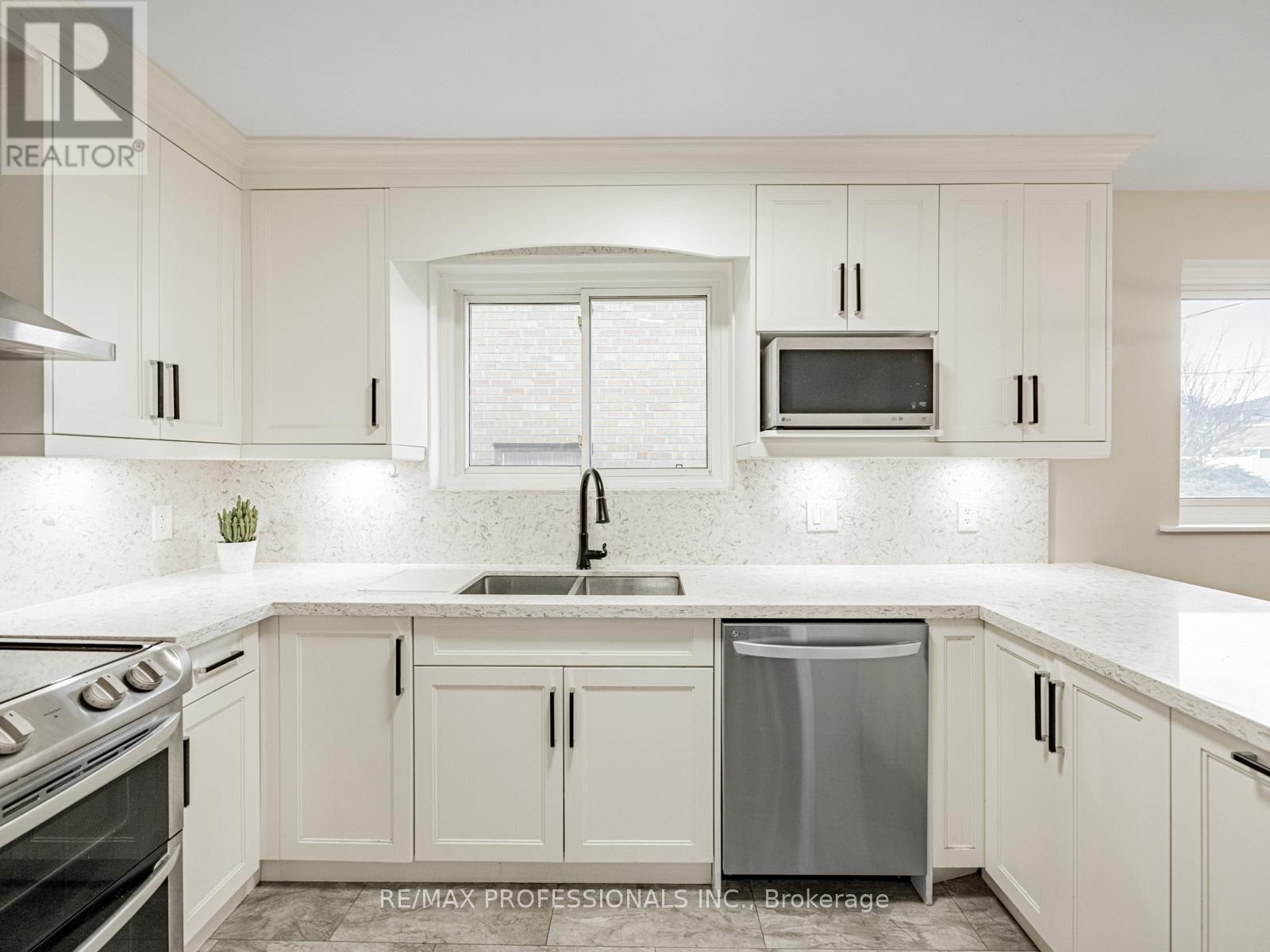 19 Pylon Place, Toronto (Elms-Old Rexdale), Ontario  M9W 2P3 - Photo 8 - W12593984