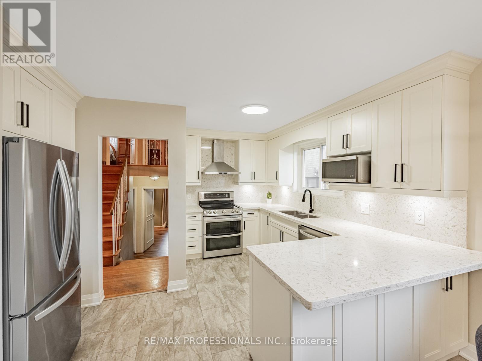 19 Pylon Place, Toronto (Elms-Old Rexdale), Ontario  M9W 2P3 - Photo 9 - W12593984