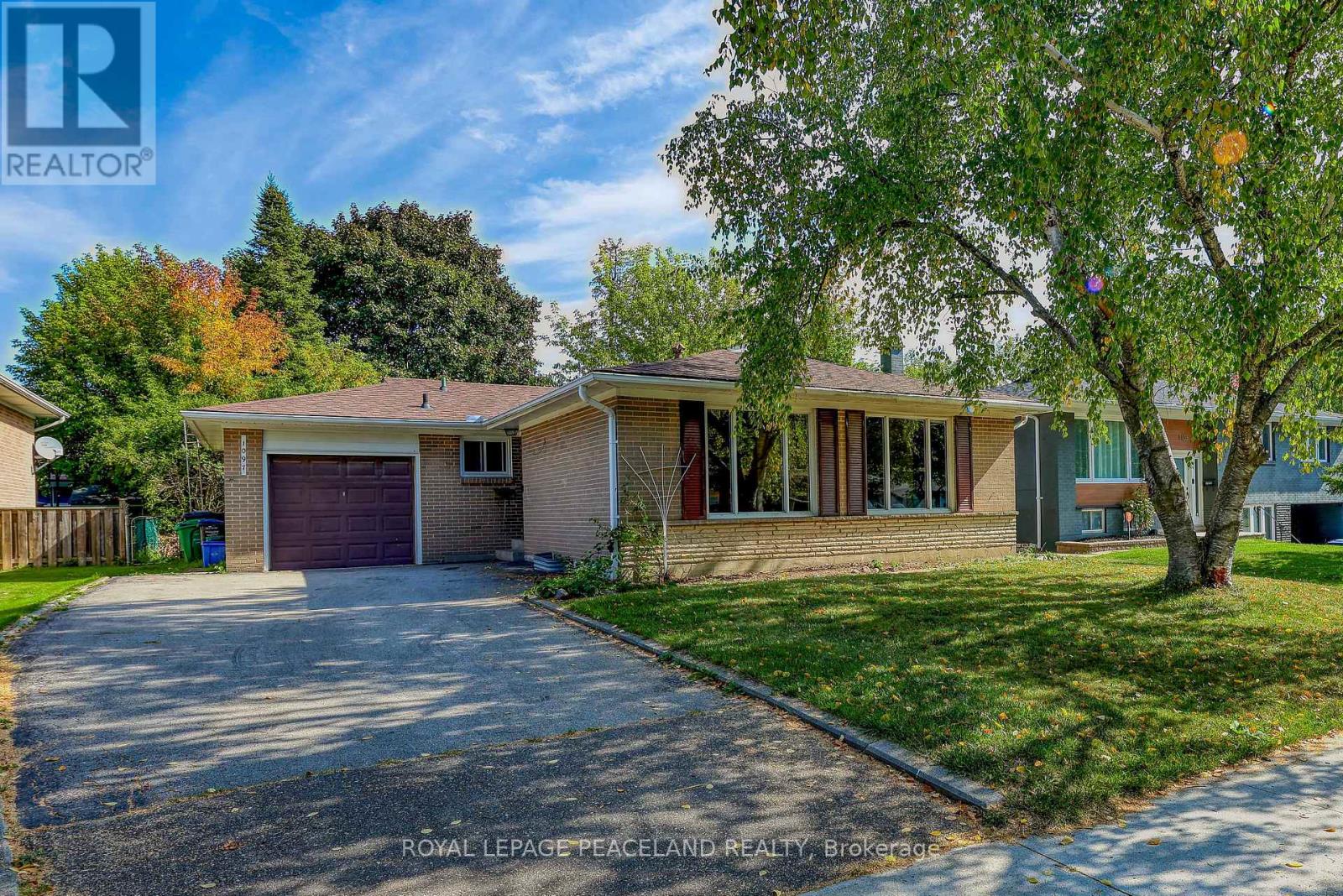 1097 Parthia Crescent, Mississauga, Ontario  L4Y 2L3 - Photo 2 - W12594020