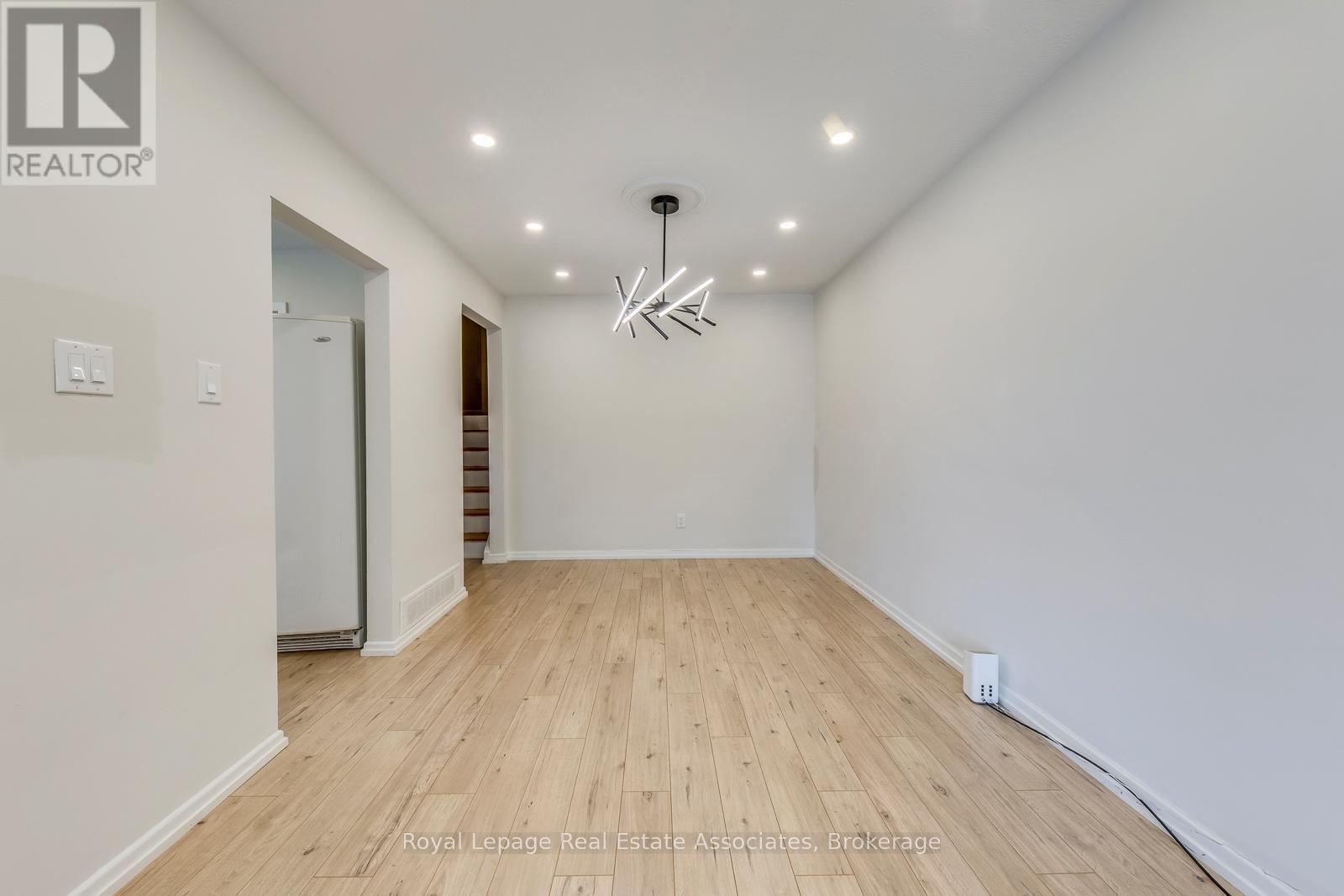 Upper - 1867 Sandgate Crescent, Mississauga, Ontario  L5J 2E7 - Photo 9 - W12363558