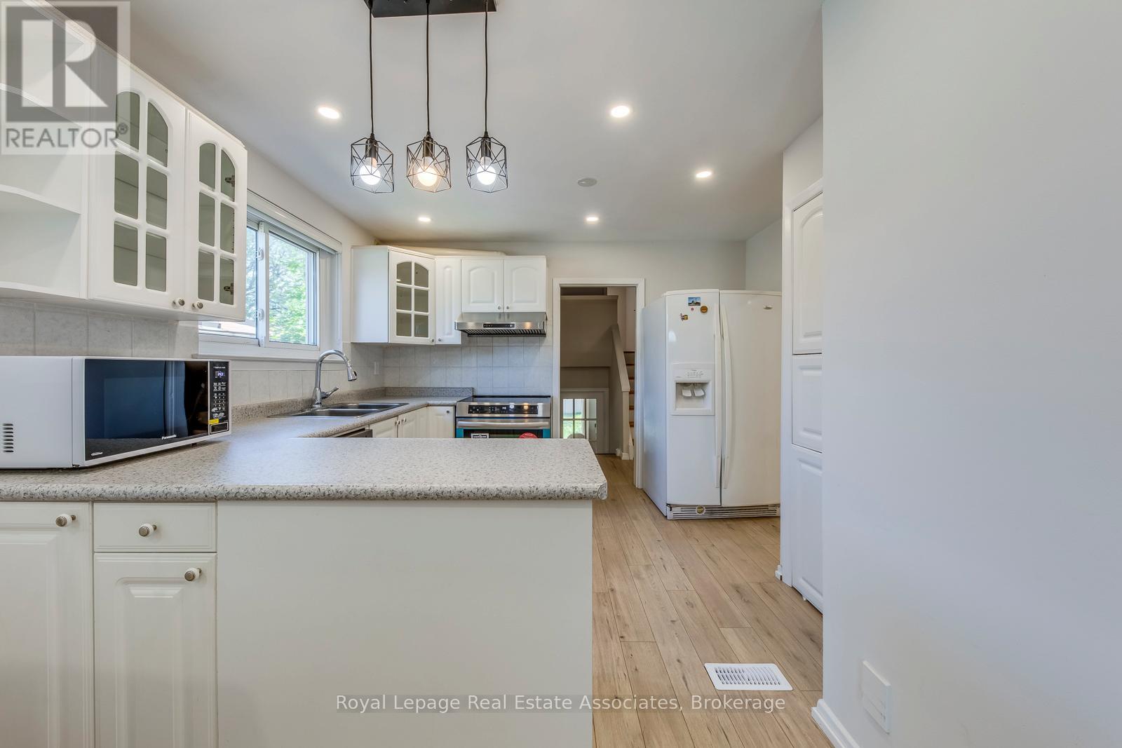 Upper - 1867 Sandgate Crescent, Mississauga, Ontario  L5J 2E7 - Photo 15 - W12363558