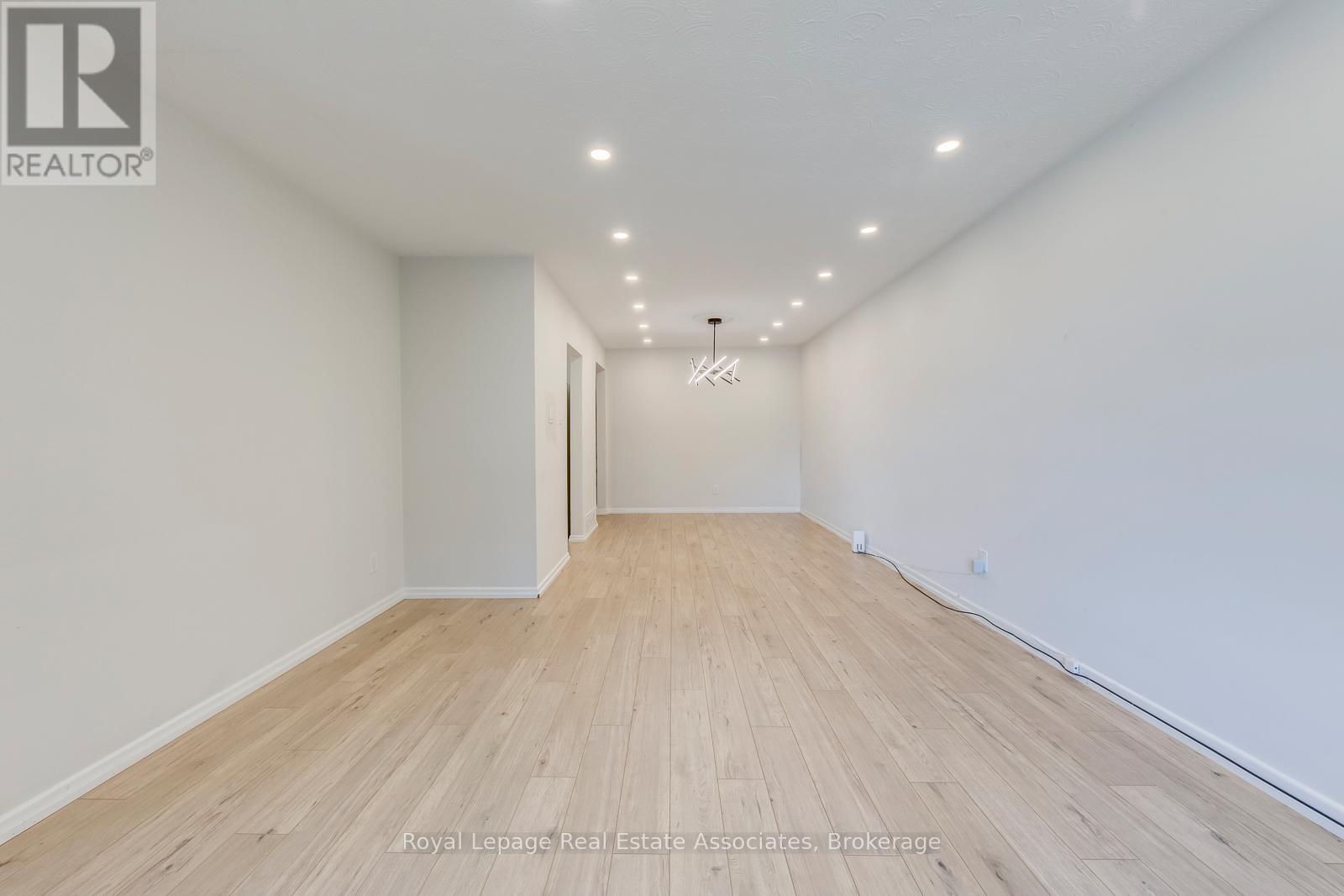 Upper - 1867 Sandgate Crescent, Mississauga, Ontario  L5J 2E7 - Photo 7 - W12363558