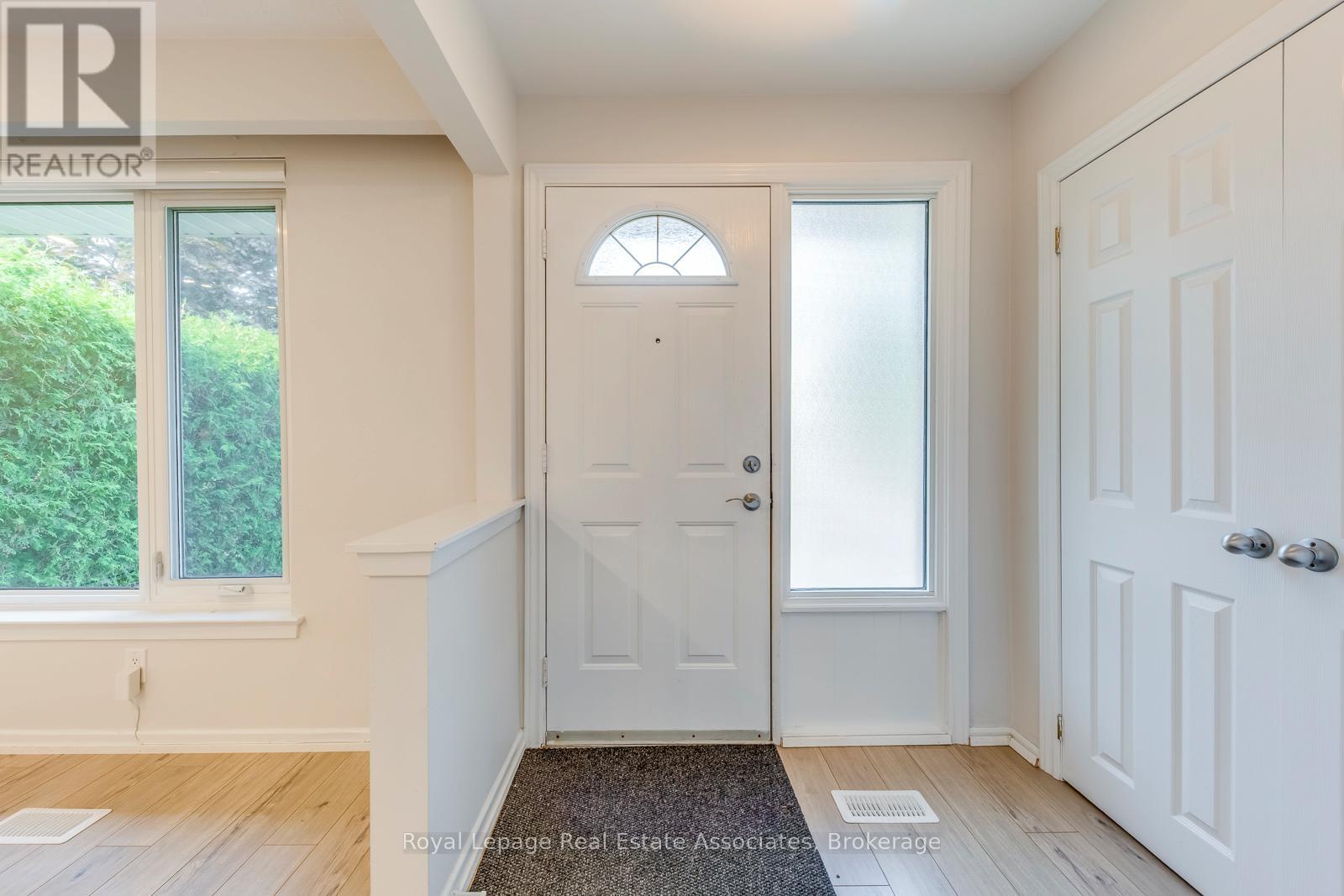 Upper - 1867 Sandgate Crescent, Mississauga, Ontario  L5J 2E7 - Photo 4 - W12363558