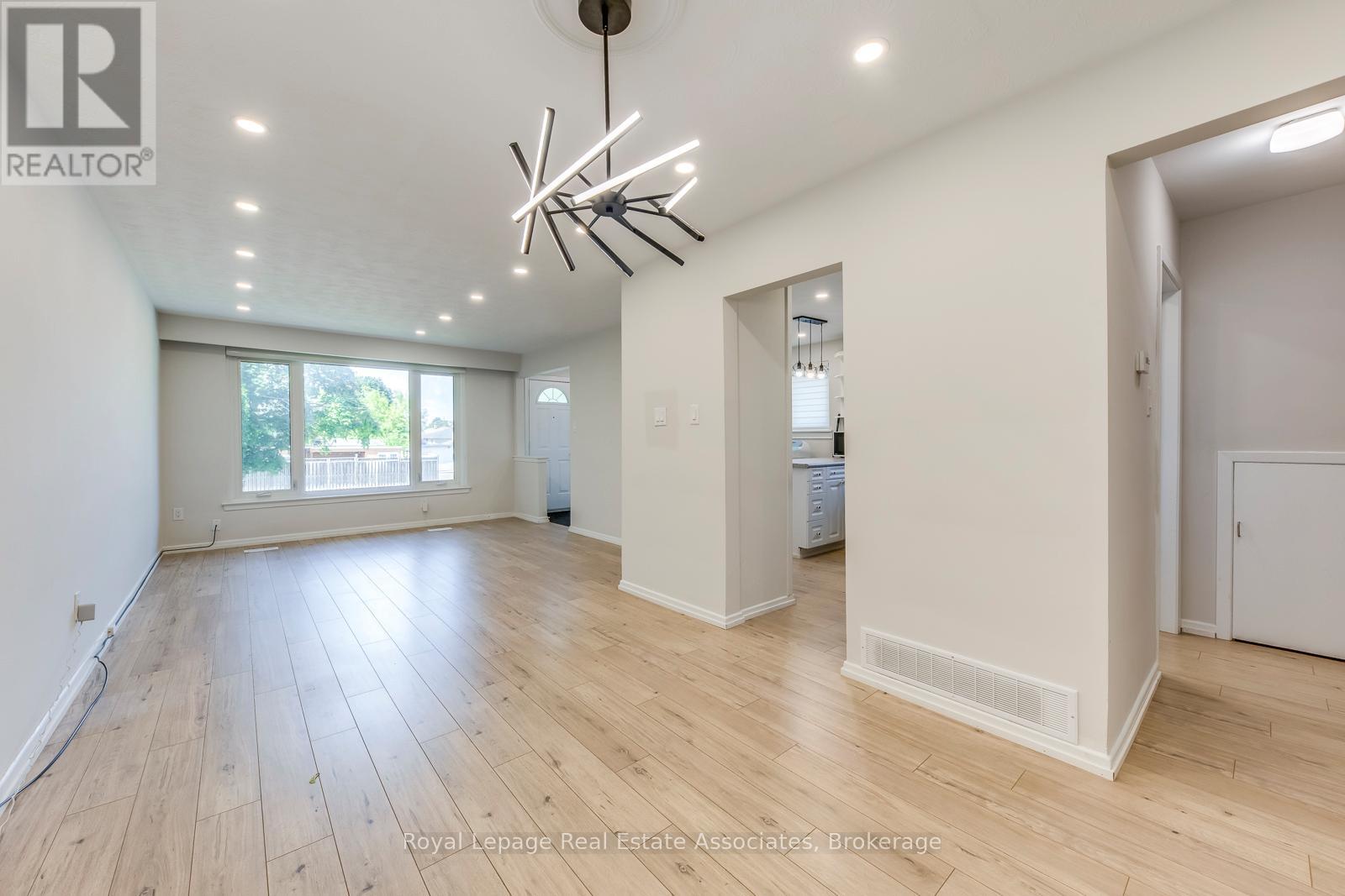 Upper - 1867 Sandgate Crescent, Mississauga, Ontario  L5J 2E7 - Photo 11 - W12363558