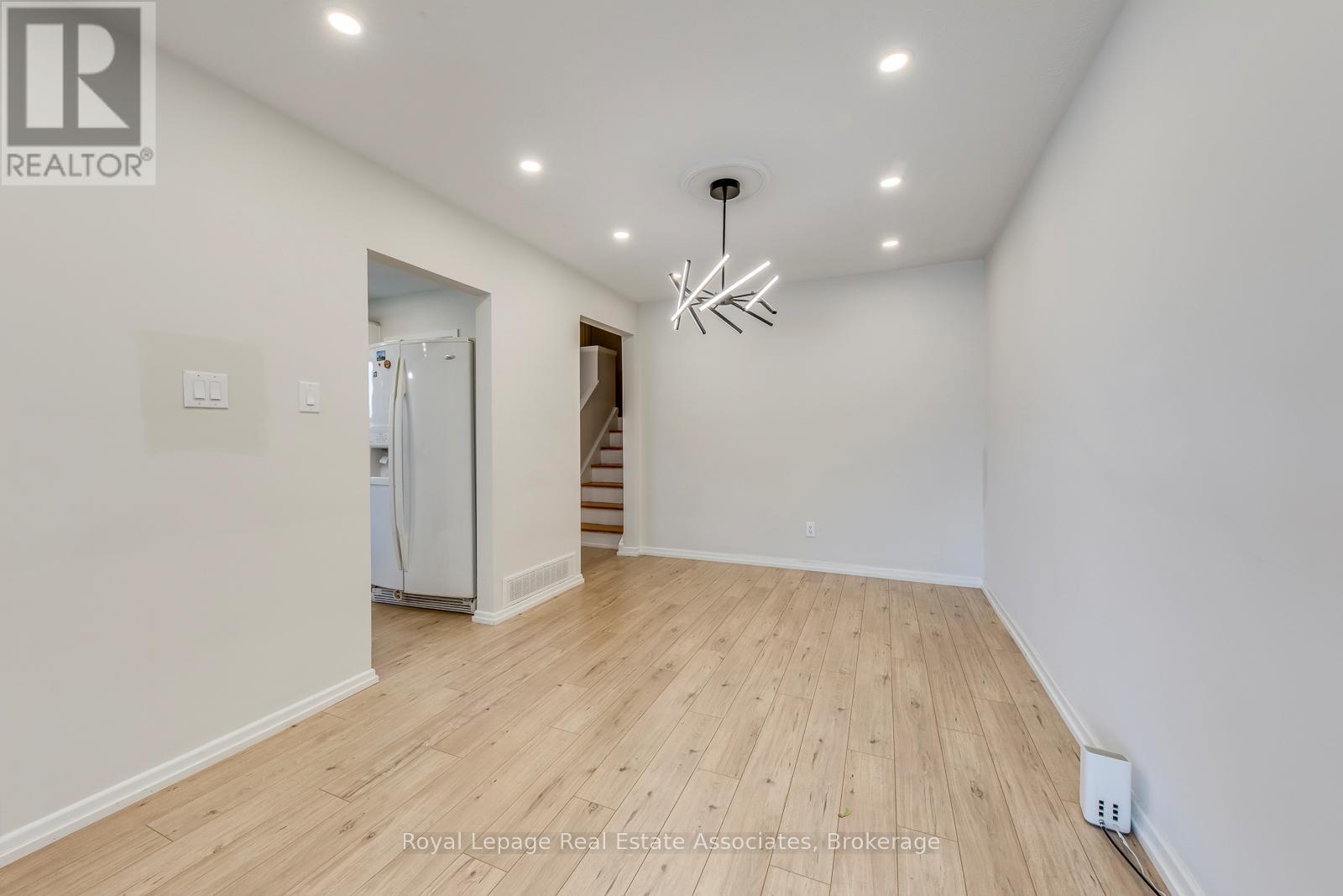 Upper - 1867 Sandgate Crescent, Mississauga, Ontario  L5J 2E7 - Photo 10 - W12363558