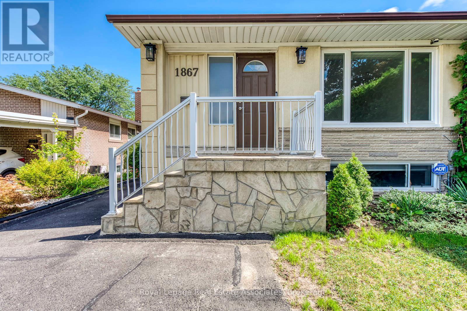 Upper - 1867 Sandgate Crescent, Mississauga, Ontario  L5J 2E7 - Photo 3 - W12363558