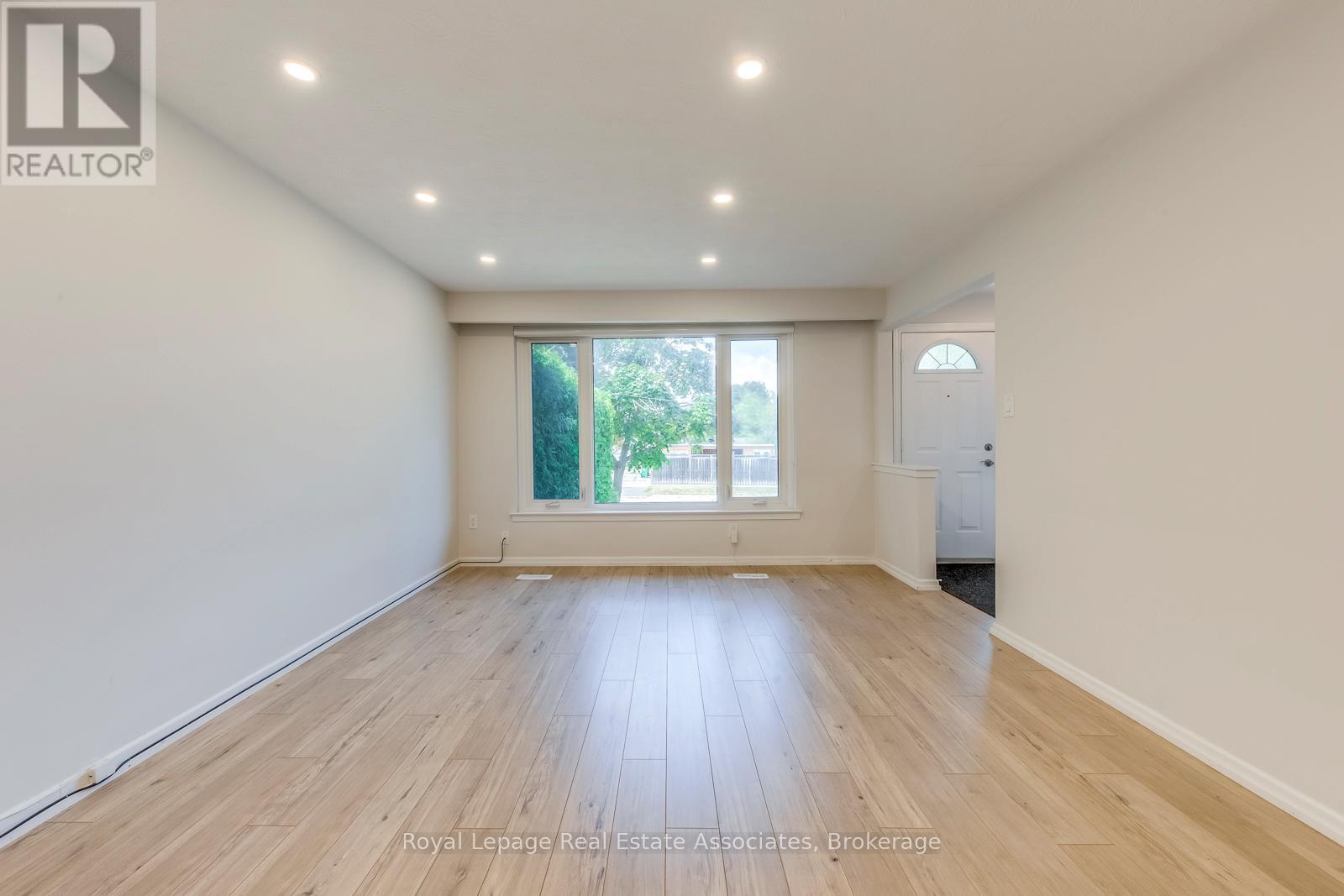 Upper - 1867 Sandgate Crescent, Mississauga, Ontario  L5J 2E7 - Photo 5 - W12363558