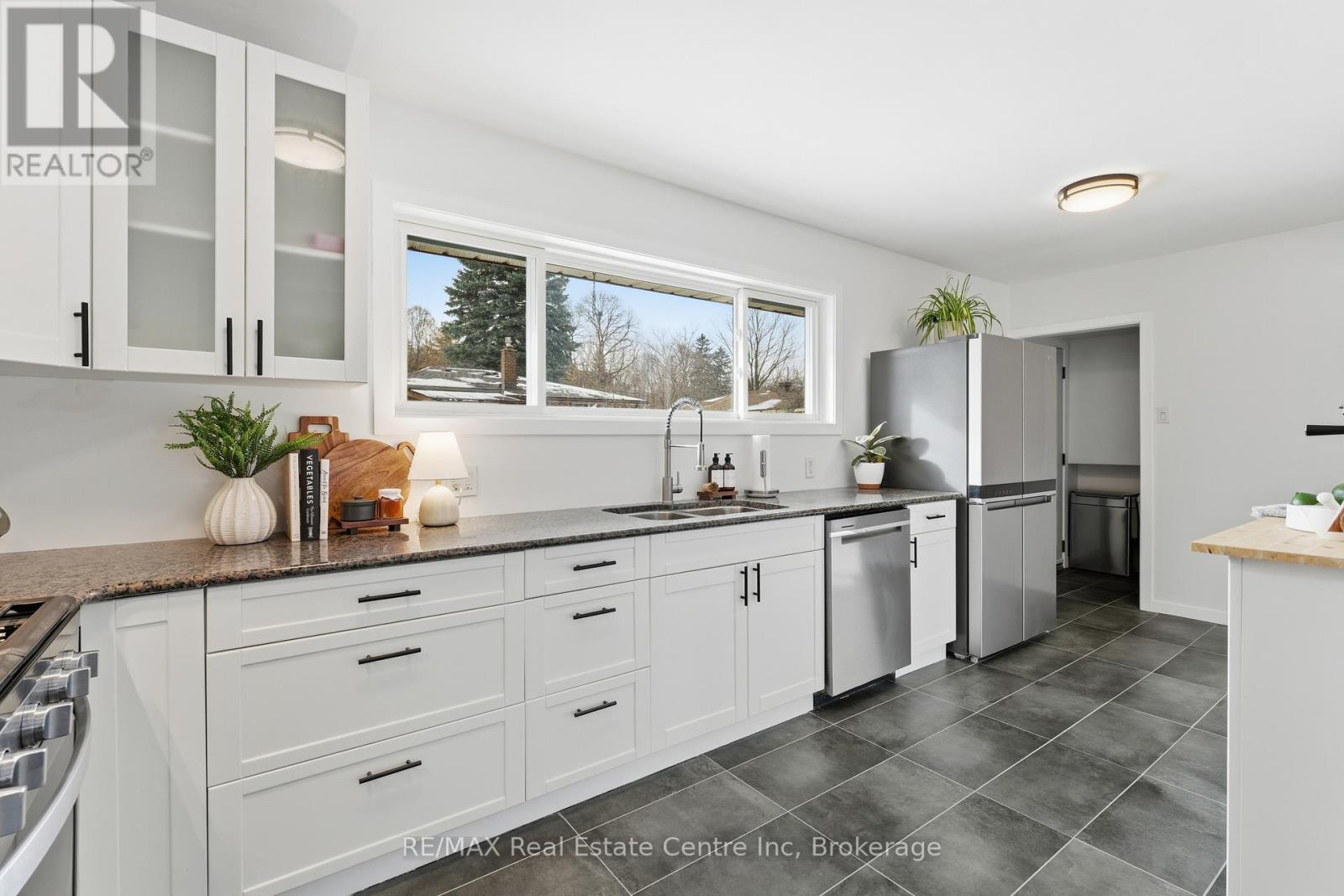 65 Sunnylea Crescent, Guelph, Ontario  N1E 1W3 - Photo 21 - X12594242