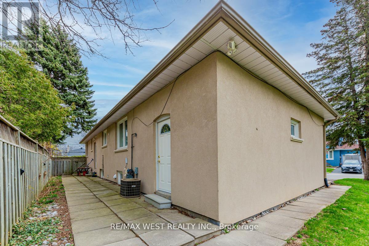 Lower - 606 Conacher Drive, Toronto, Ontario  M2M 3N1 - Photo 18 - C12594310