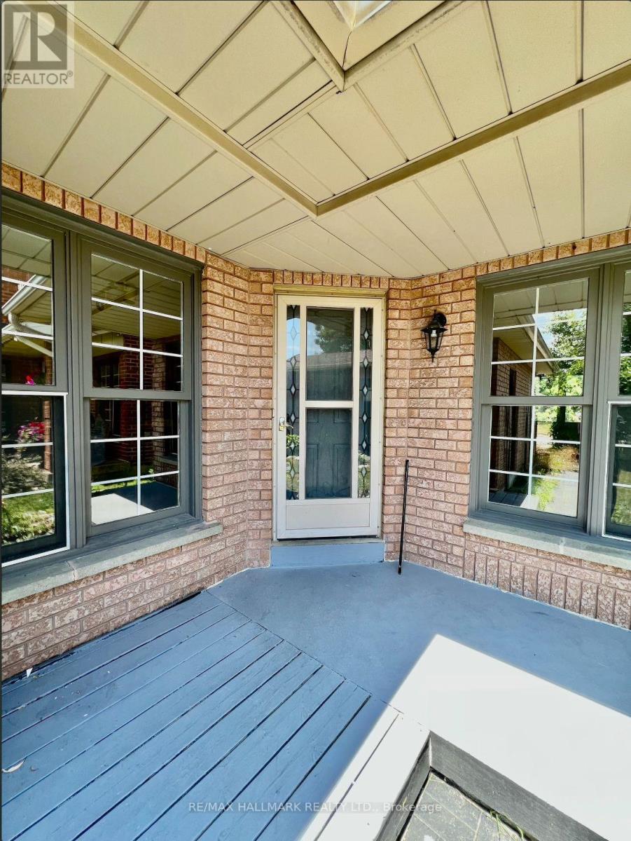 393 Pickering Crescent, Newmarket, Ontario L3Y 8G8 - Photo 2 - N12594290