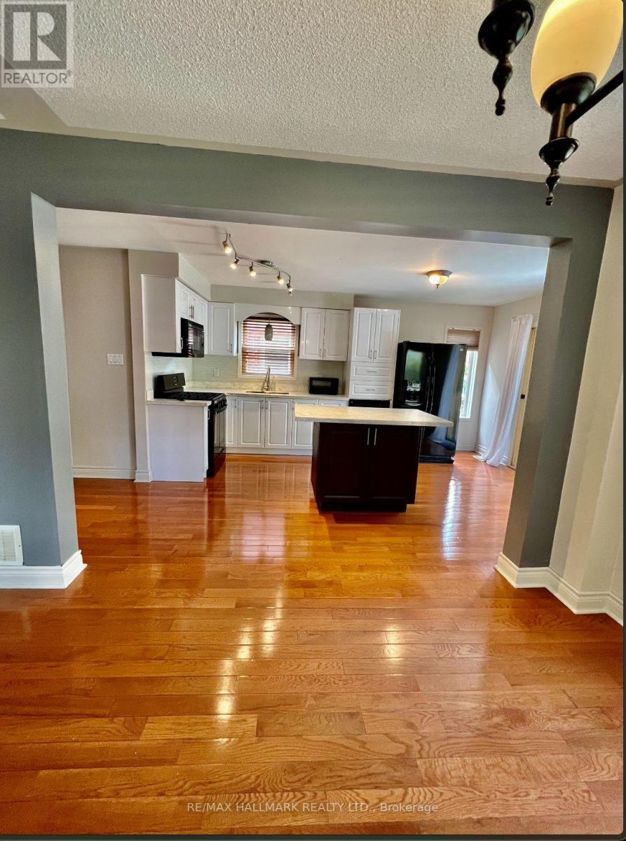 393 Pickering Crescent, Newmarket, Ontario L3Y 8G8 - Photo 4 - N12594290