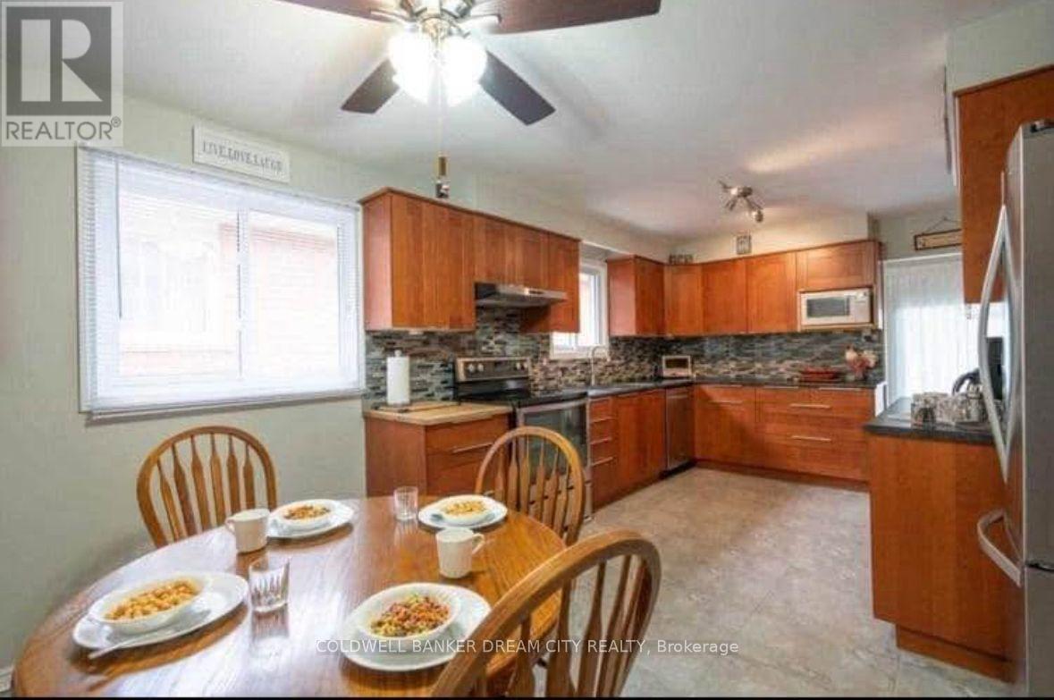 8 Maplehurst Square, Brampton, Ontario  L6Z 1J6 - Photo 3 - W12594120