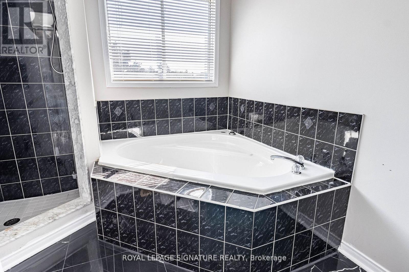 37 Richwood Crescent, Brampton, Ontario  L6X 4K8 - Photo 22 - W12594212