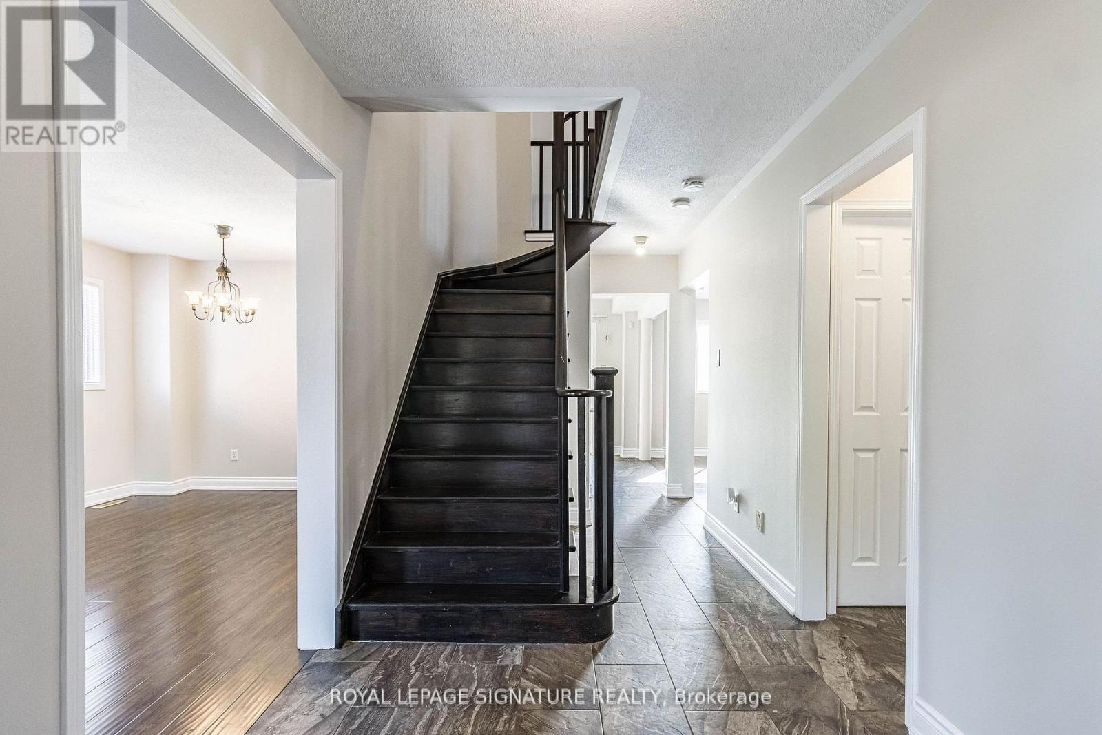 37 Richwood Crescent, Brampton, Ontario  L6X 4K8 - Photo 3 - W12594212