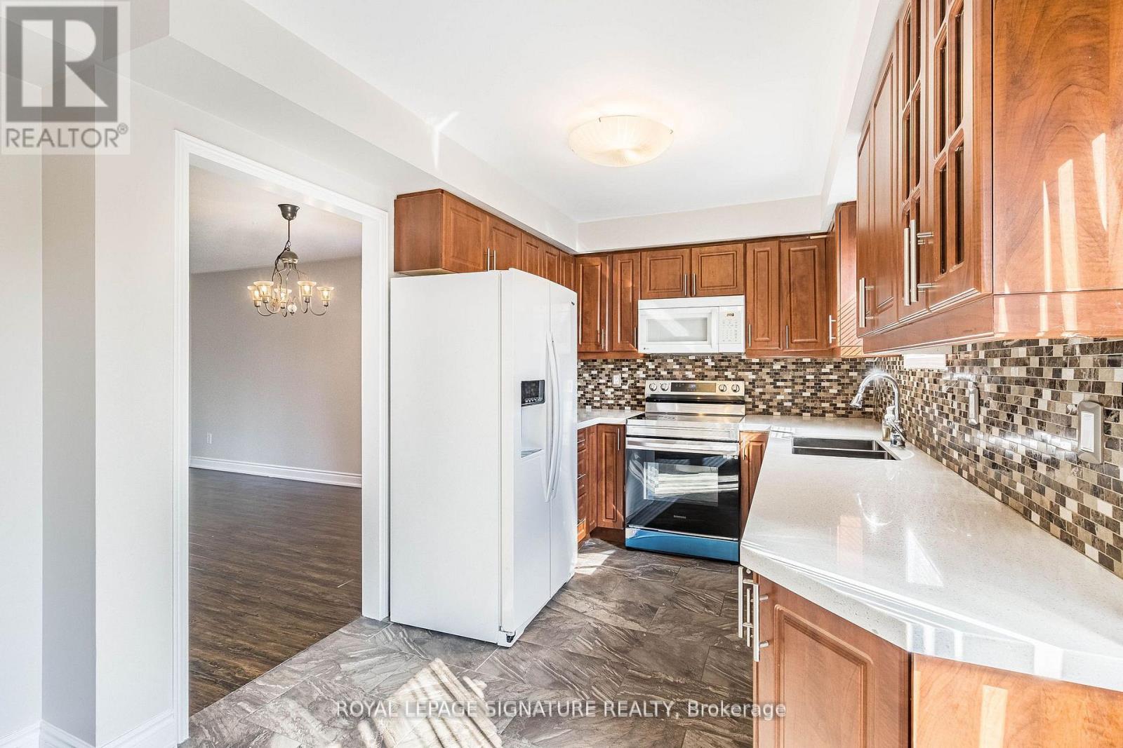 37 Richwood Crescent, Brampton, Ontario  L6X 4K8 - Photo 5 - W12594212