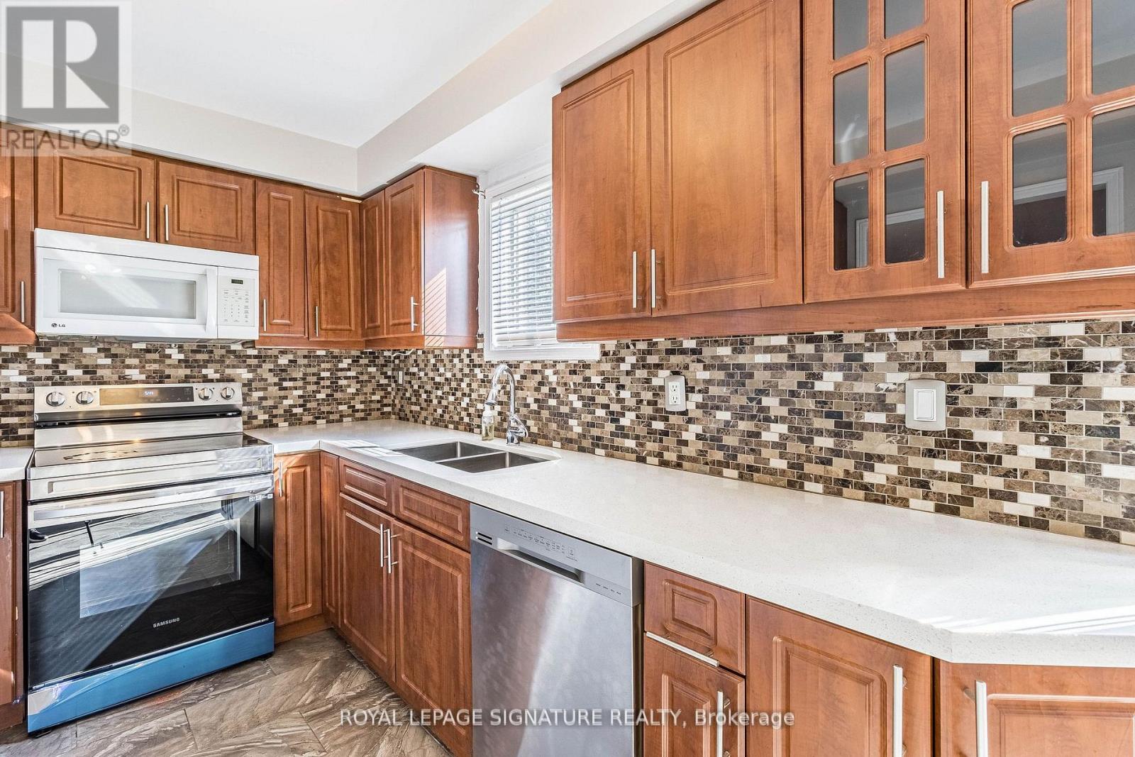 37 Richwood Crescent, Brampton, Ontario  L6X 4K8 - Photo 6 - W12594212