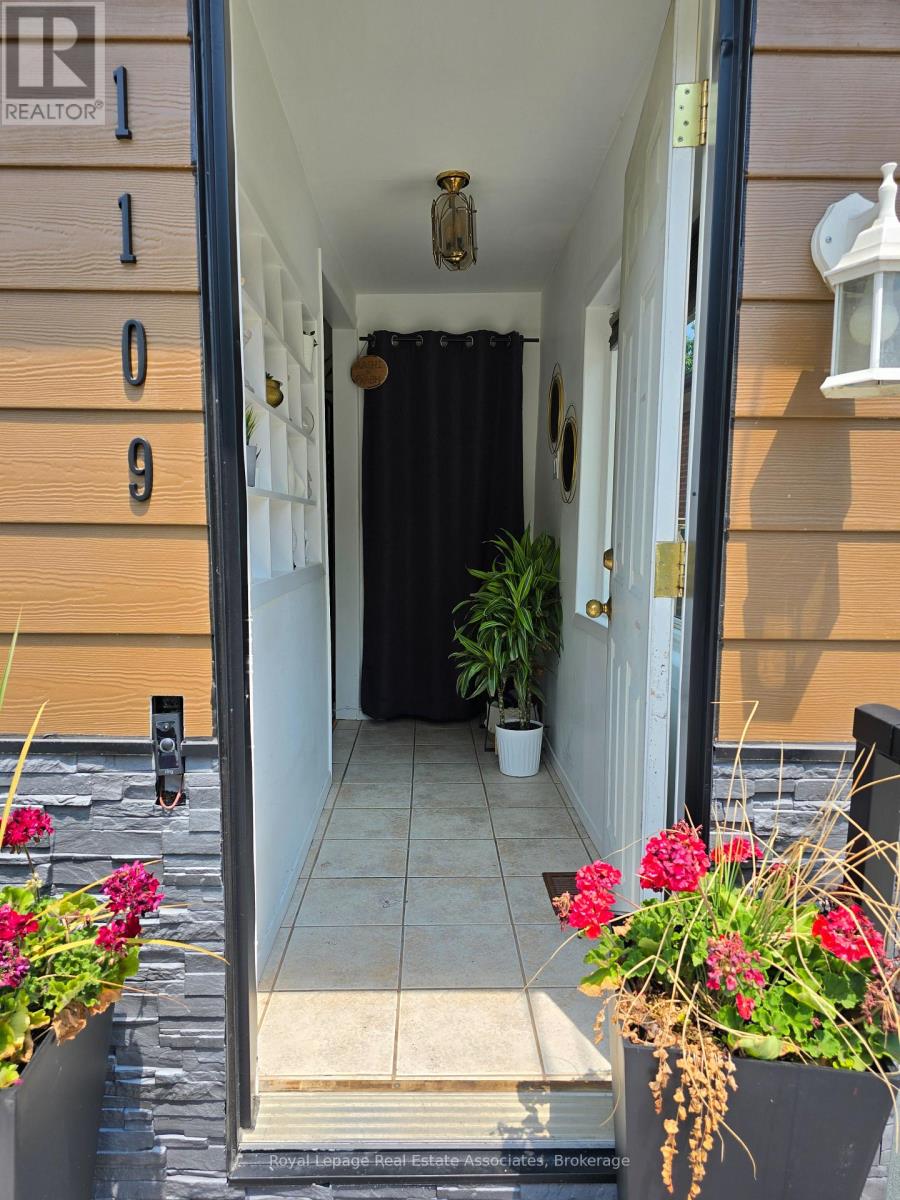 Main - 1109 Caven Street, Mississauga, Ontario  L5G 4J6 - Photo 2 - W12594214