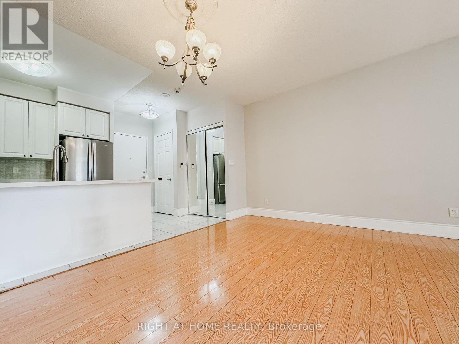 1118 - 3880 Duke Of York Boulevard, Mississauga, Ontario  L5B 4M7 - Photo 10 - W12594220