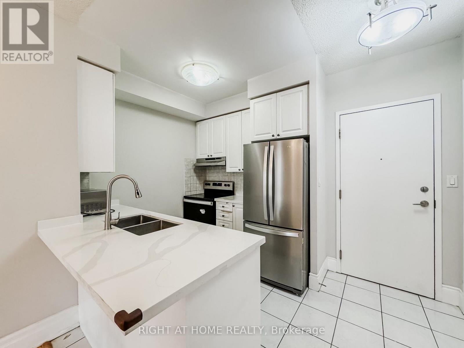 1118 - 3880 Duke Of York Boulevard, Mississauga, Ontario  L5B 4M7 - Photo 2 - W12594220