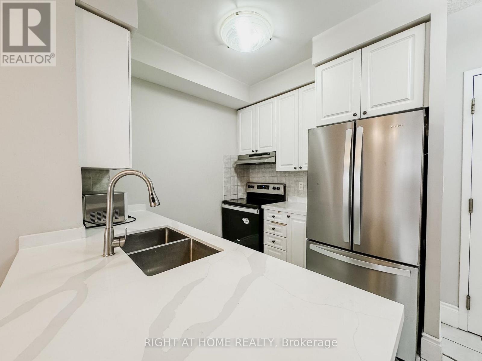 1118 - 3880 Duke Of York Boulevard, Mississauga, Ontario  L5B 4M7 - Photo 3 - W12594220