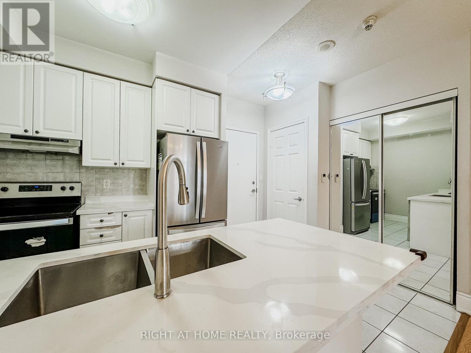 1118 - 3880 Duke Of York Boulevard, Mississauga, Ontario  L5B 4M7 - Photo 4 - W12594220