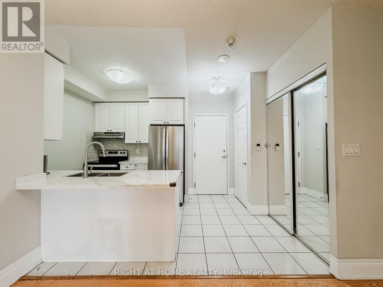 1118 - 3880 Duke Of York Boulevard, Mississauga, Ontario  L5B 4M7 - Photo 5 - W12594220