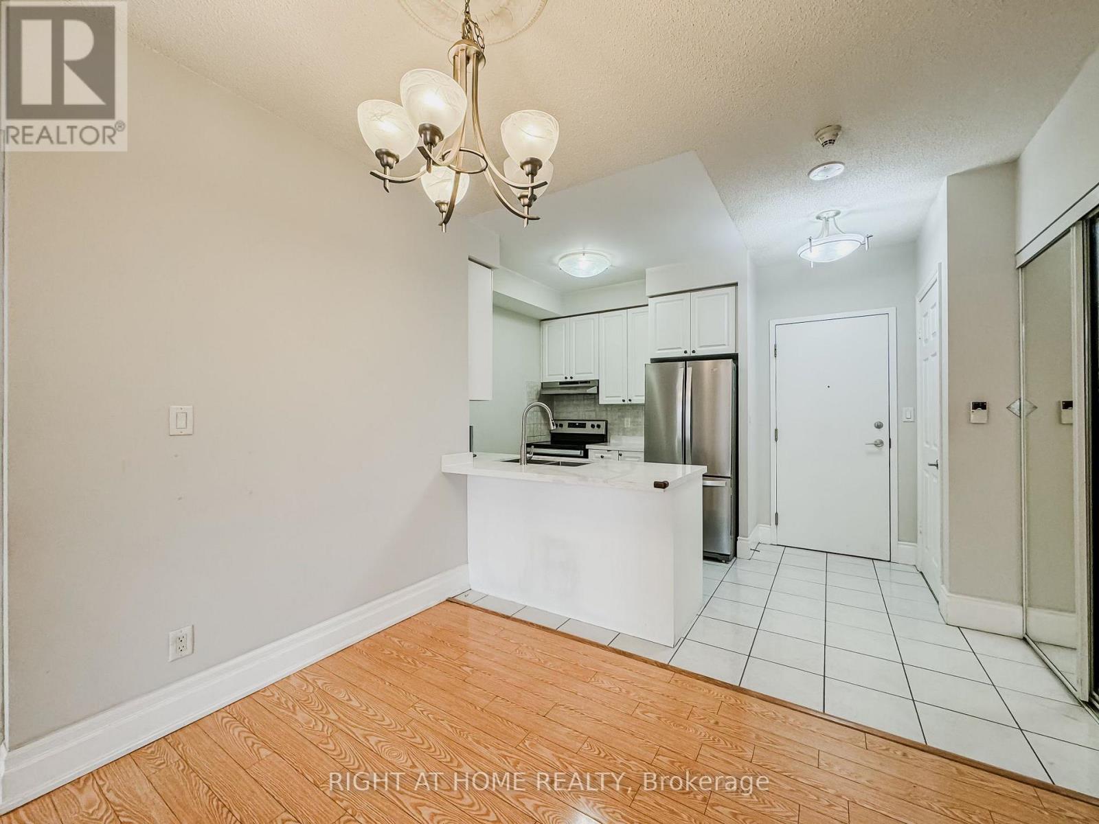 1118 - 3880 Duke Of York Boulevard, Mississauga, Ontario  L5B 4M7 - Photo 6 - W12594220