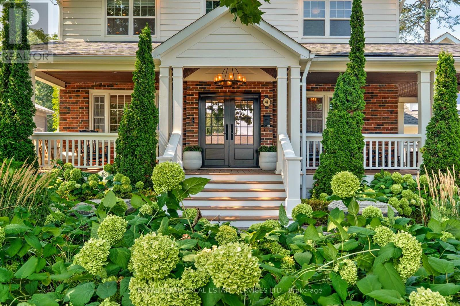 41 Fairwood Place E, Burlington, Ontario  L7T 2B7 - Photo 2 - W12594222