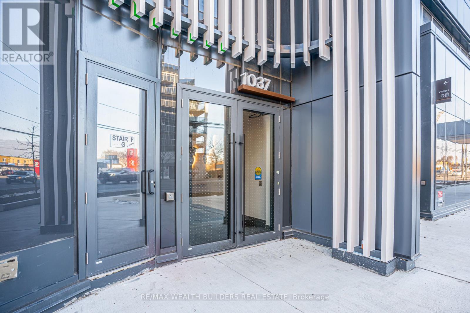 718 - 1037 The Queensway, Toronto, Ontario M8Z 6C7 - Photo 2 - W12594258