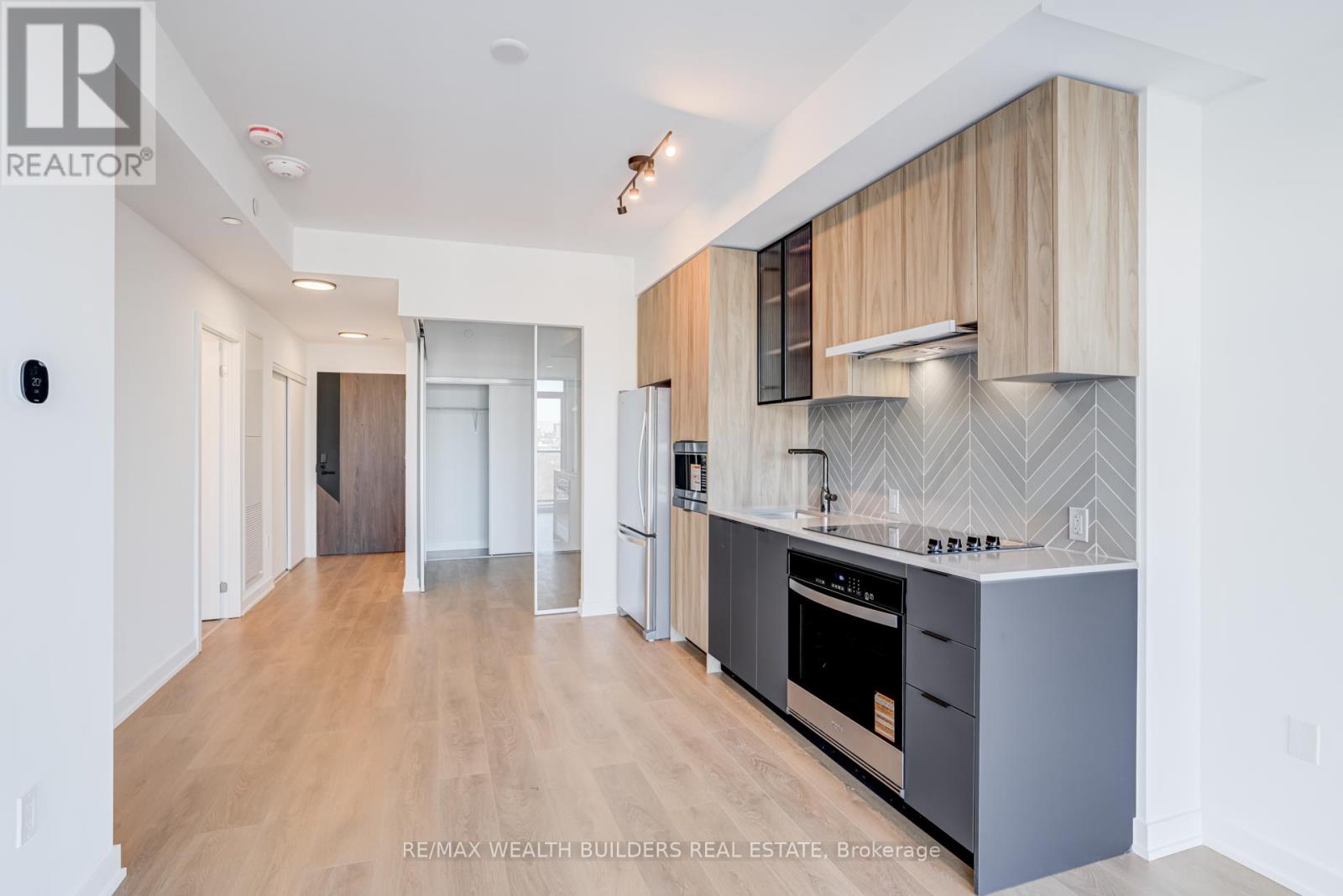 718 - 1037 The Queensway, Toronto, Ontario M8Z 6C7 - Photo 4 - W12594258