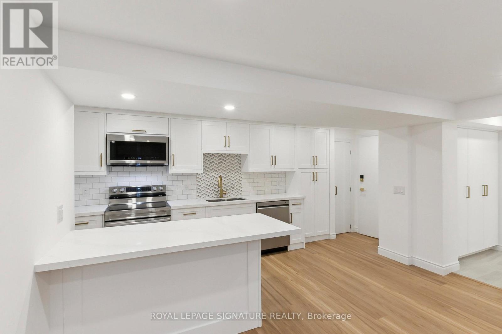 Lower - 53 Gracey Boulevard, Toronto, Ontario  M9R 2A2 - Photo 3 - W12594306