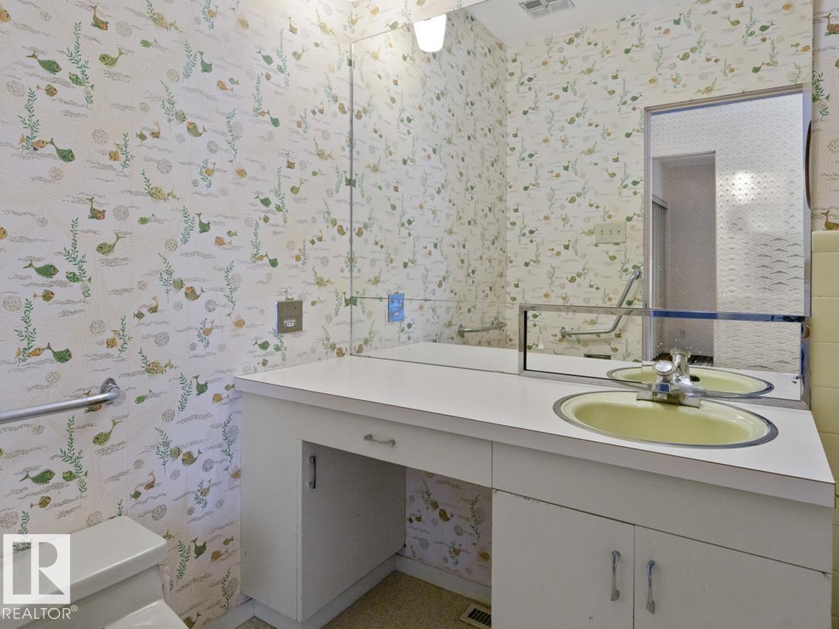 7404 Rowland Rd Nw, Edmonton, Alberta  T6A 3W1 - Photo 29 - E4467226