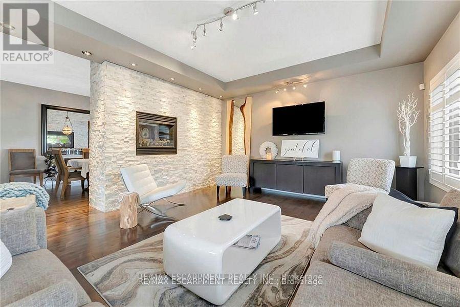 349 Valridge Drive, Hamilton, Ontario L9G 0B1 - Photo 12 - X12594114