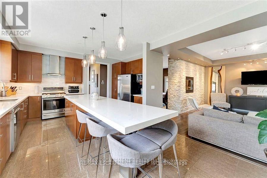 349 Valridge Drive, Hamilton, Ontario L9G 0B1 - Photo 8 - X12594114