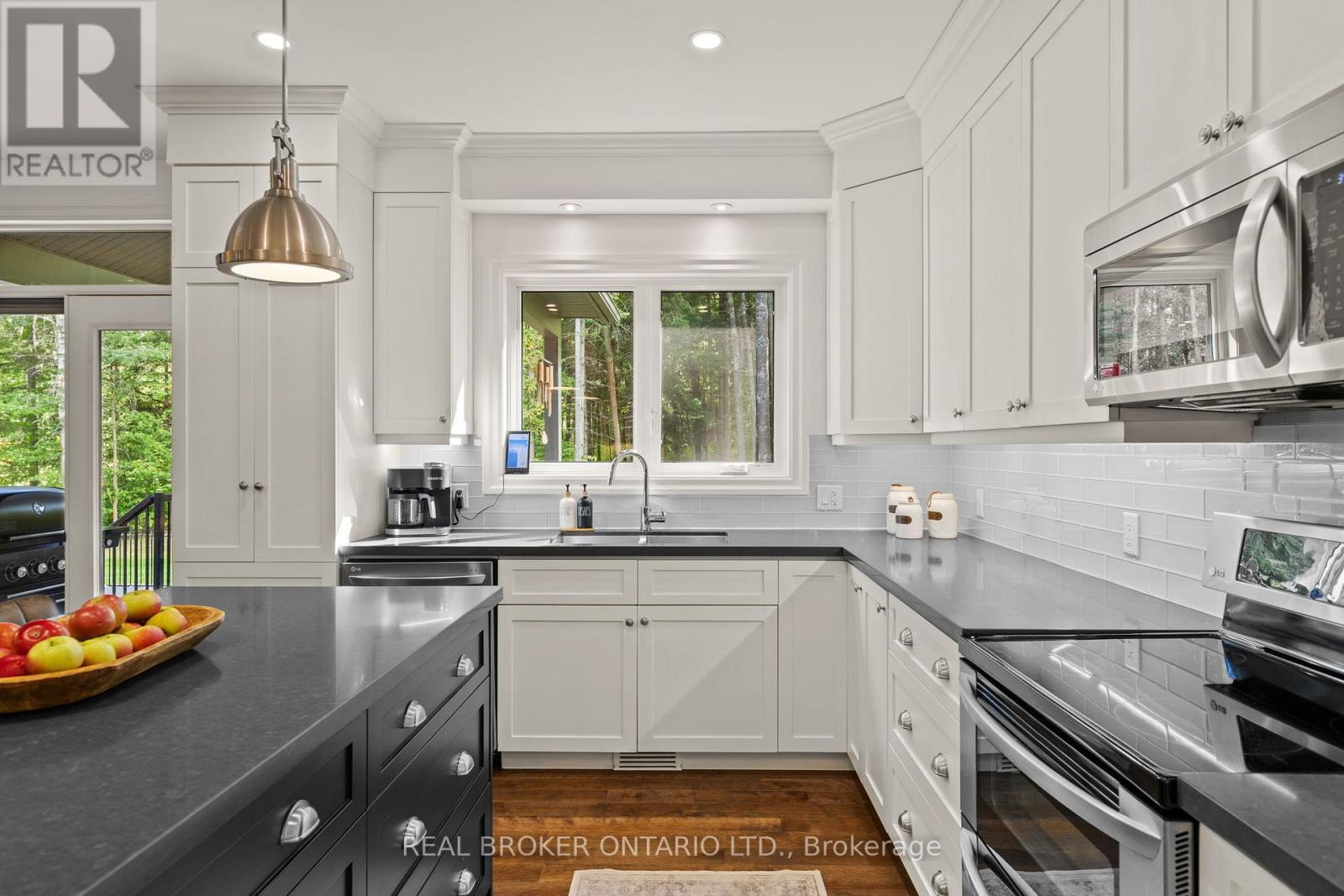 49 Sydenham Trail W, Clearview, Ontario L0M 1H0 - Photo 17 - S12409351