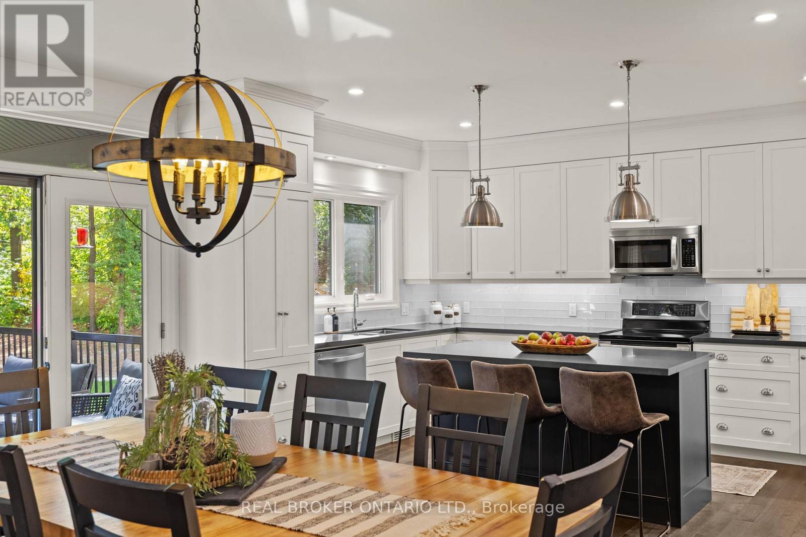 49 Sydenham Trail W, Clearview, Ontario L0M 1H0 - Photo 12 - S12409351