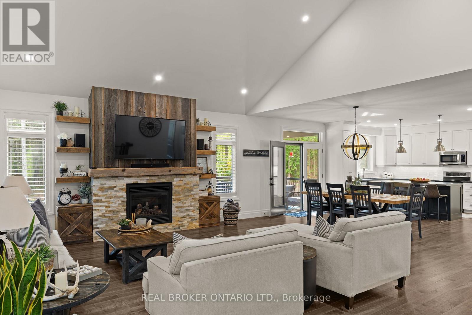 49 Sydenham Trail W, Clearview, Ontario L0M 1H0 - Photo 4 - S12409351