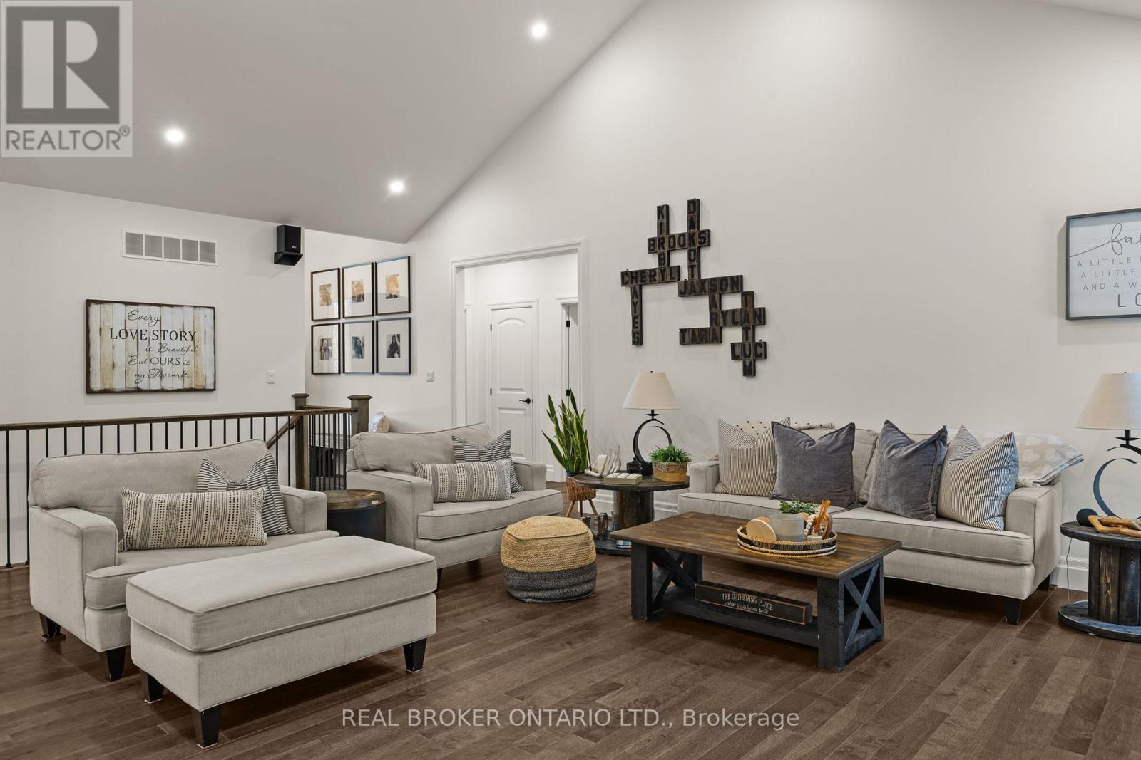 49 Sydenham Trail W, Clearview, Ontario L0M 1H0 - Photo 8 - S12409351