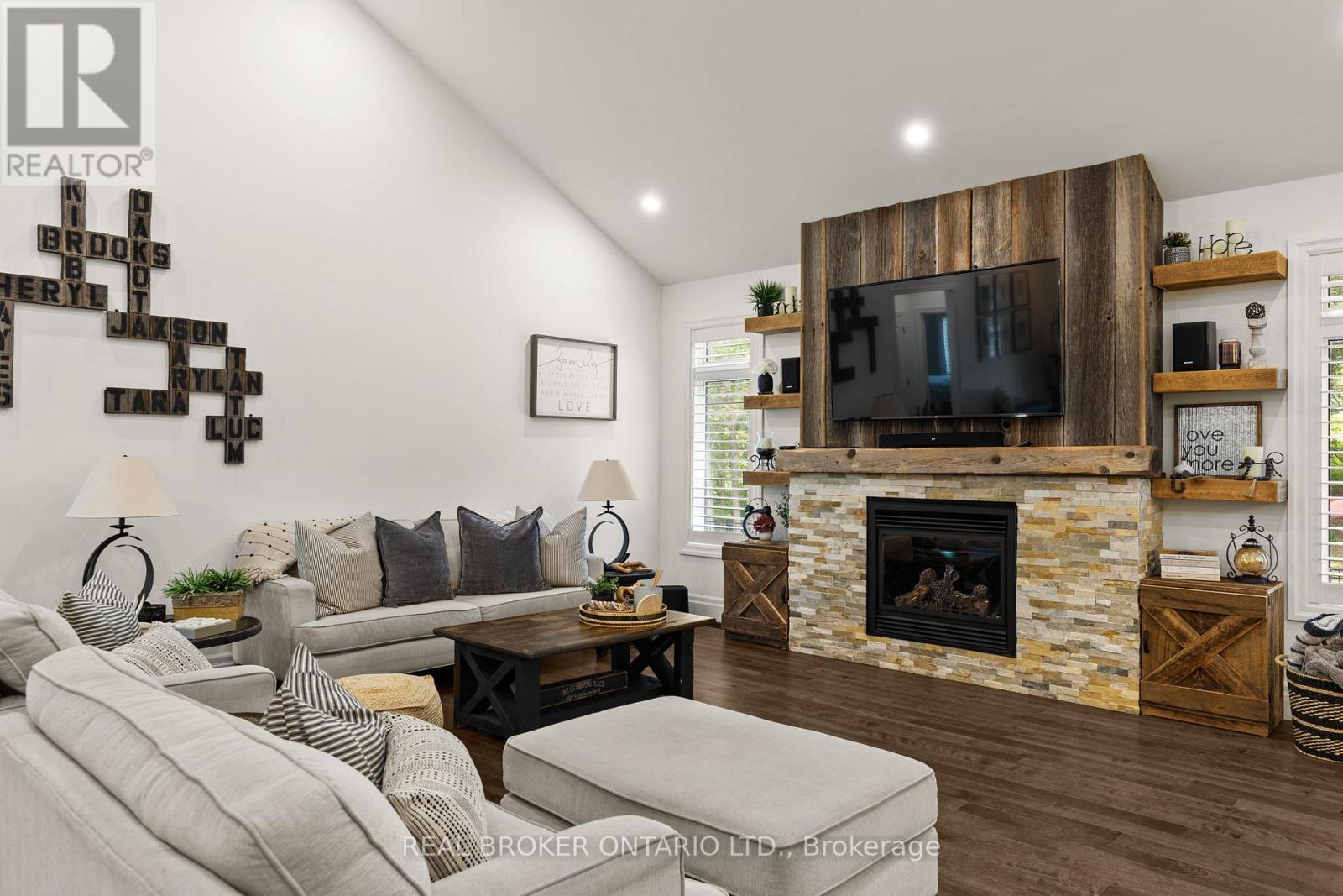 49 Sydenham Trail W, Clearview, Ontario L0M 1H0 - Photo 9 - S12409351