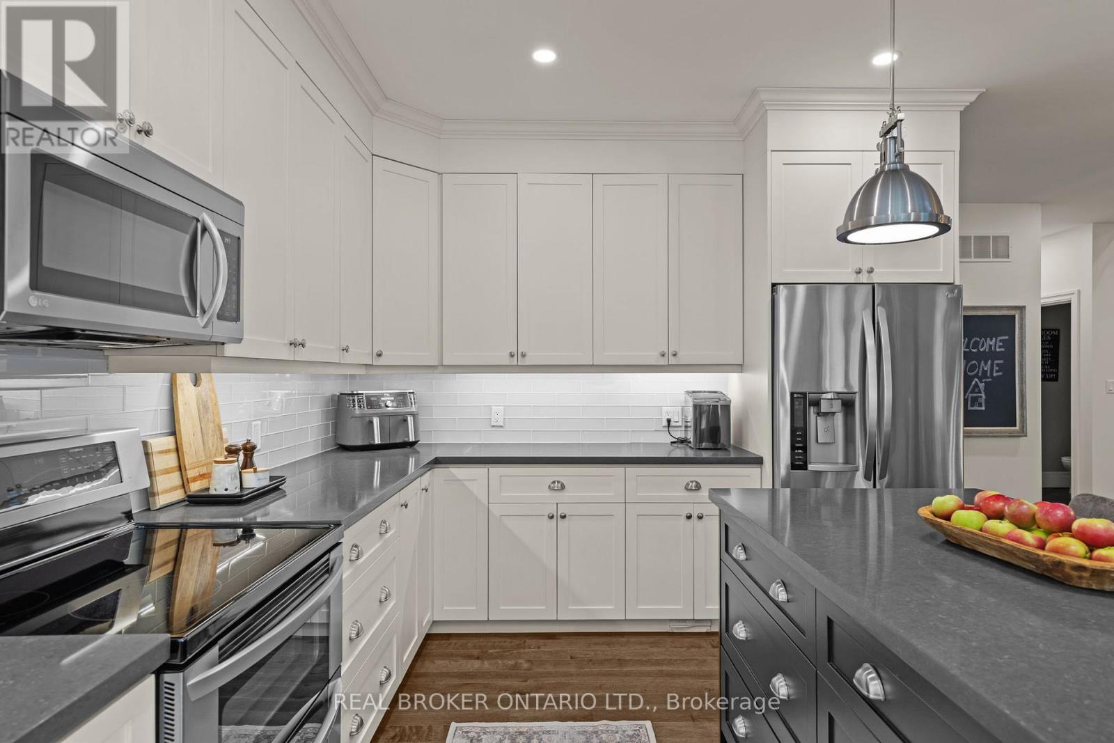 49 Sydenham Trail W, Clearview, Ontario L0M 1H0 - Photo 15 - S12409351