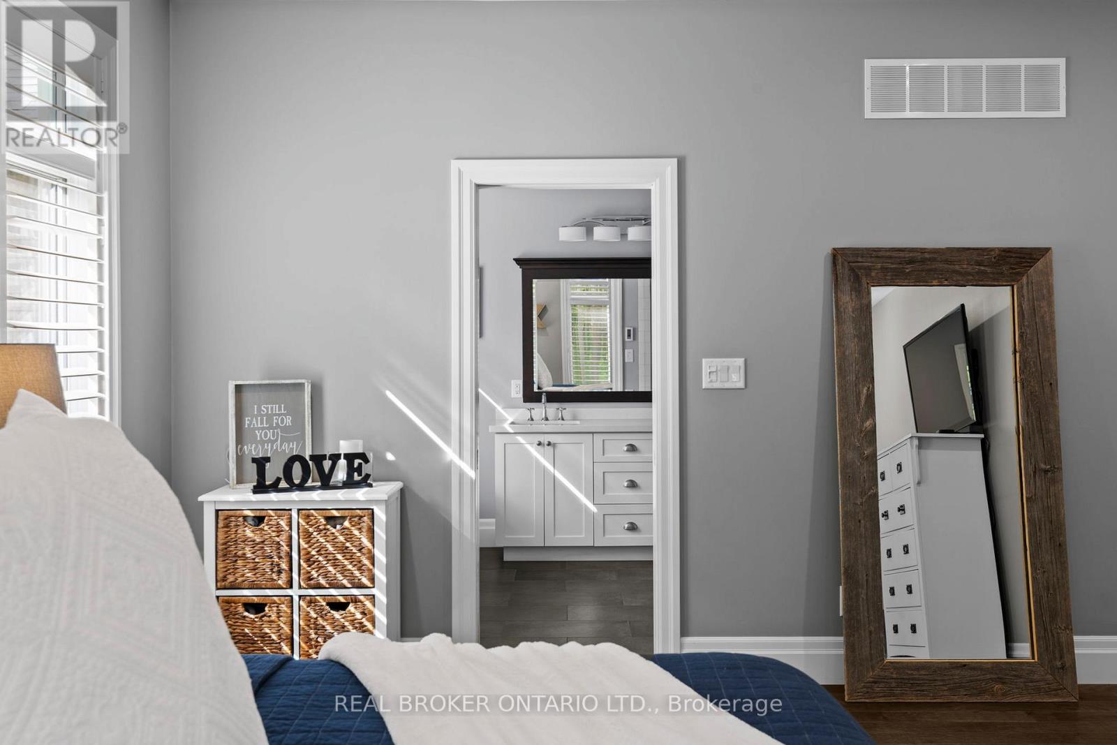 49 Sydenham Trail W, Clearview, Ontario L0M 1H0 - Photo 24 - S12409351