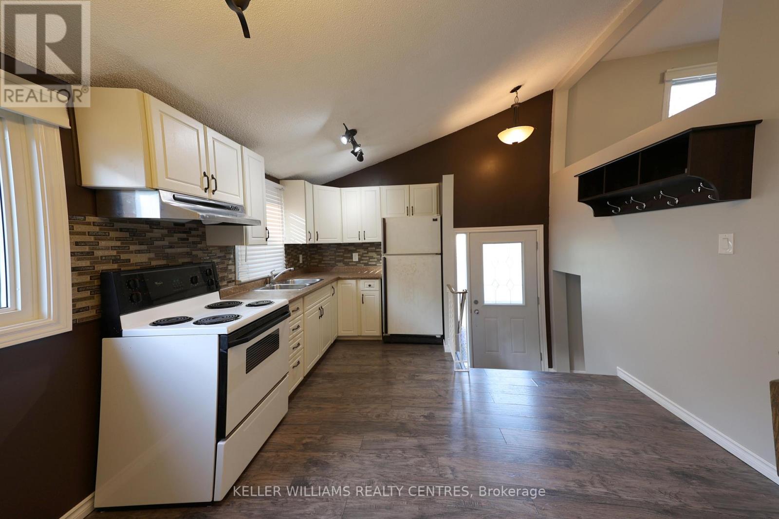 A - 26 Melinda Crescent, Barrie, Ontario L4N 5G6 - Photo 4 - S12320426