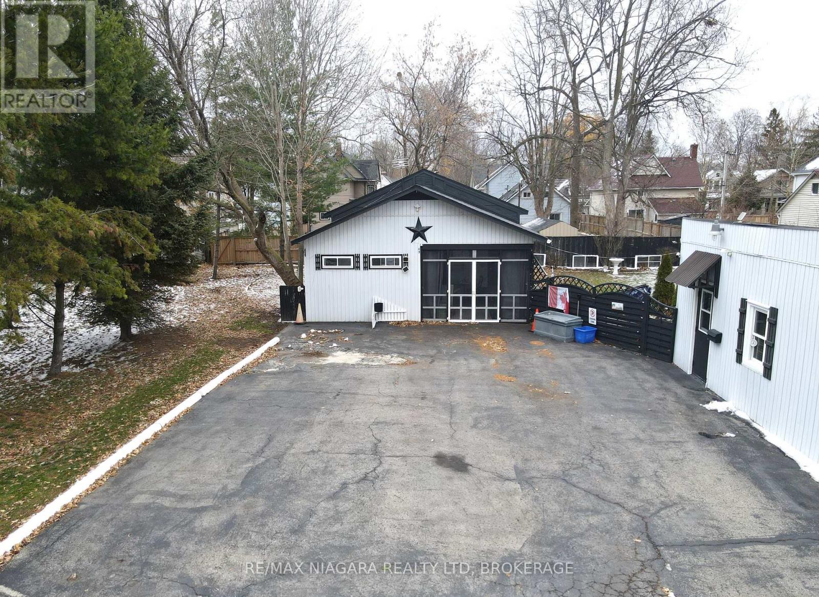 61 Queen Street, Fort Erie, Ontario  L2A 1T7 - Photo 3 - X12373939